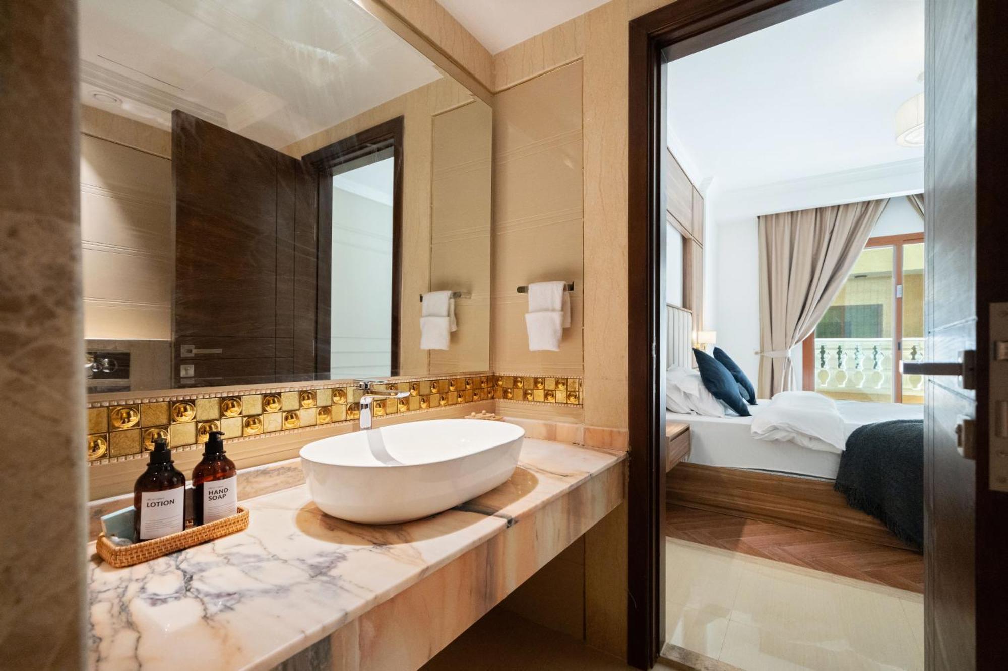 Luxe Spacious 1 Bedroom