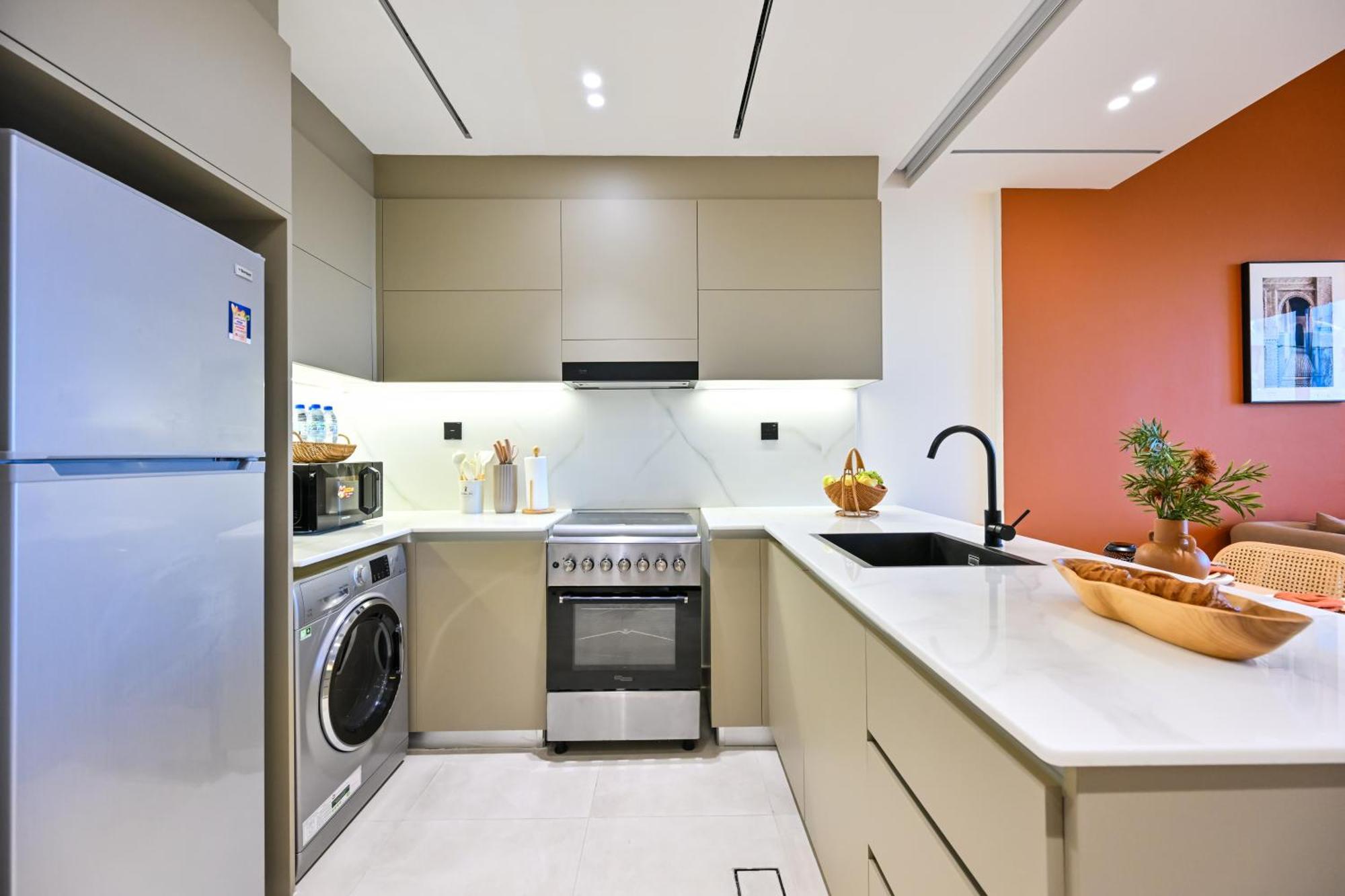 Luxurious One Bed Near Mall With Burj And Canal View Dubái