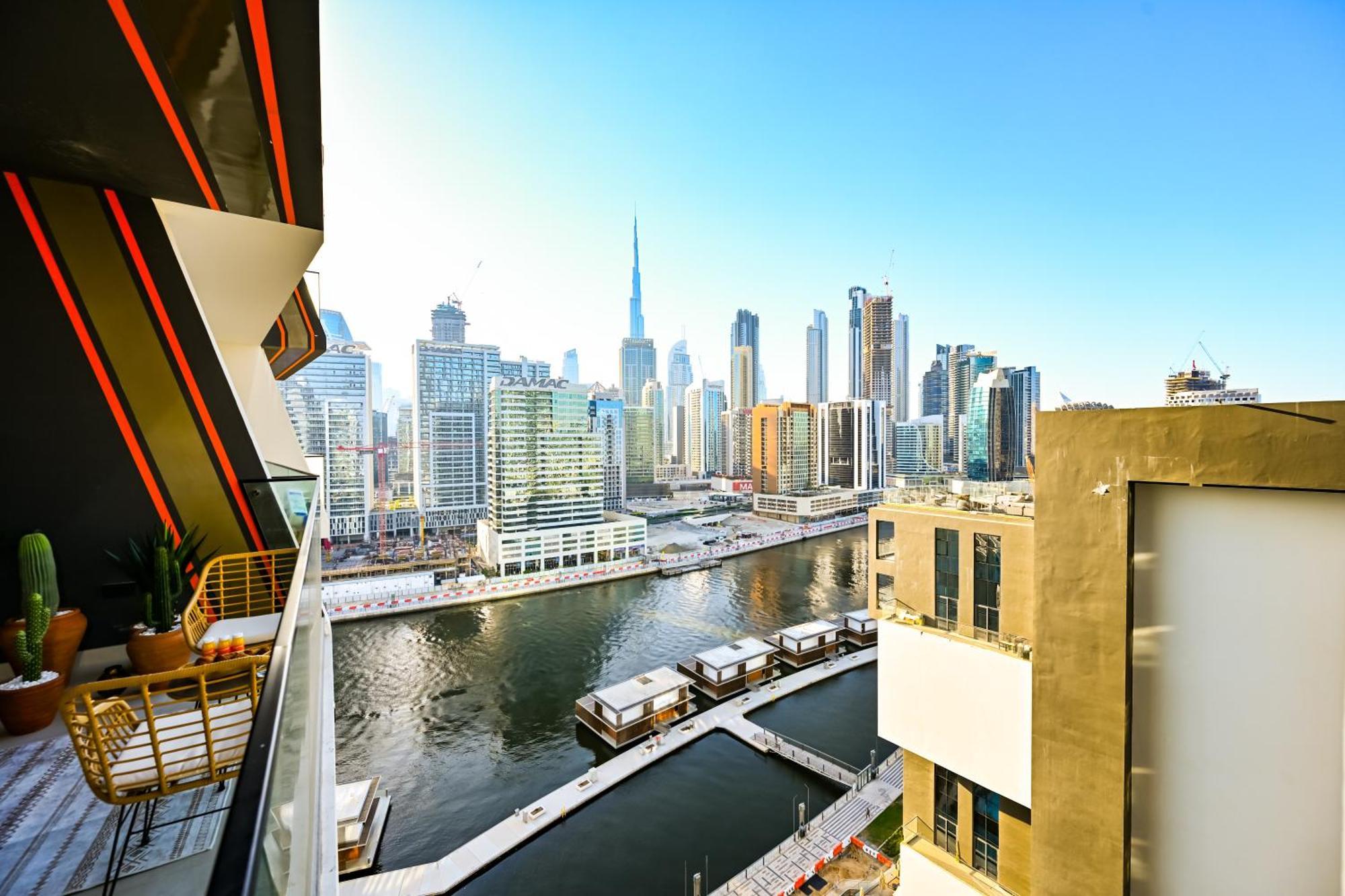 Luxurious One Bed Near Mall With Burj And Canal View Dubái