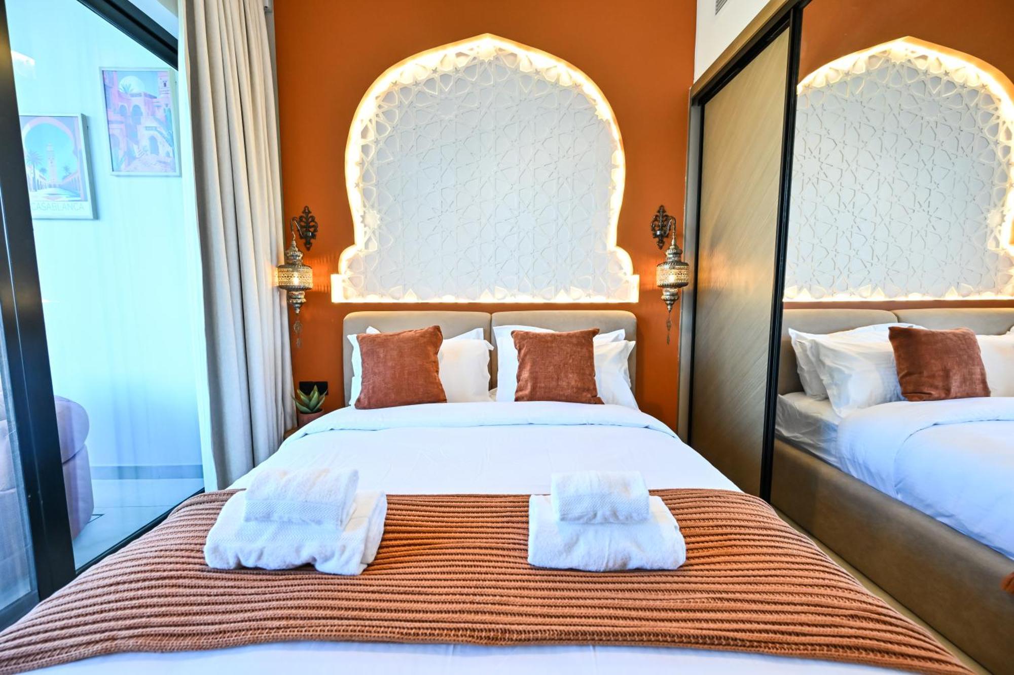 Luxurious One Bed Near Mall With Burj And Canal View * Dubái