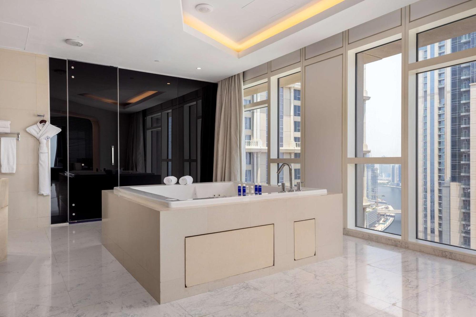 V Dubai, Curio Collection By Hilton Dubái