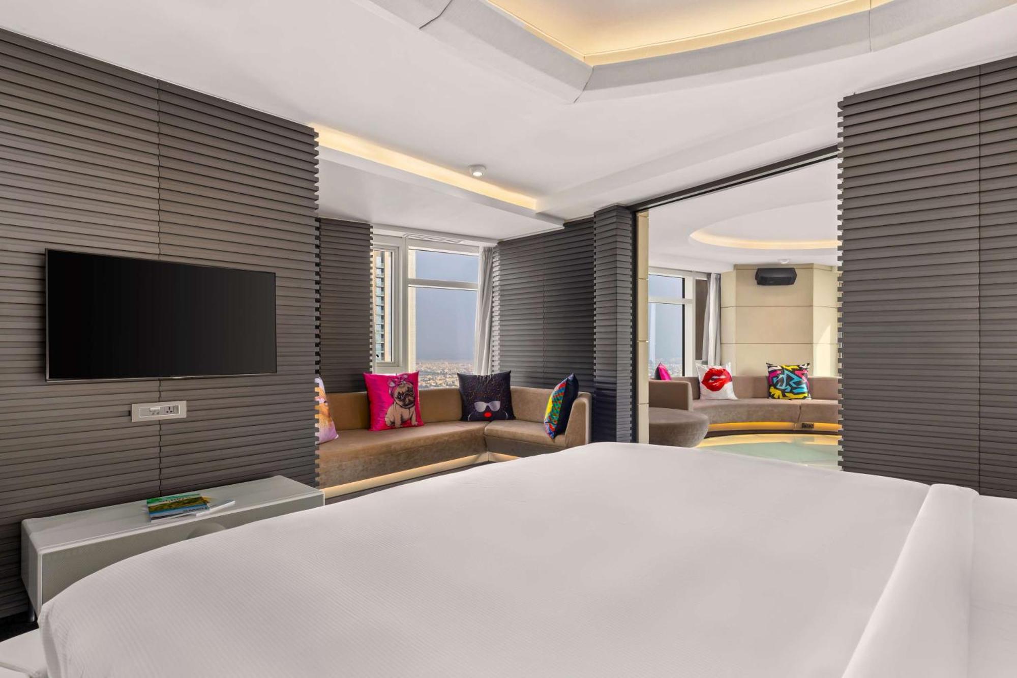 V Dubai, Curio Collection By Hilton