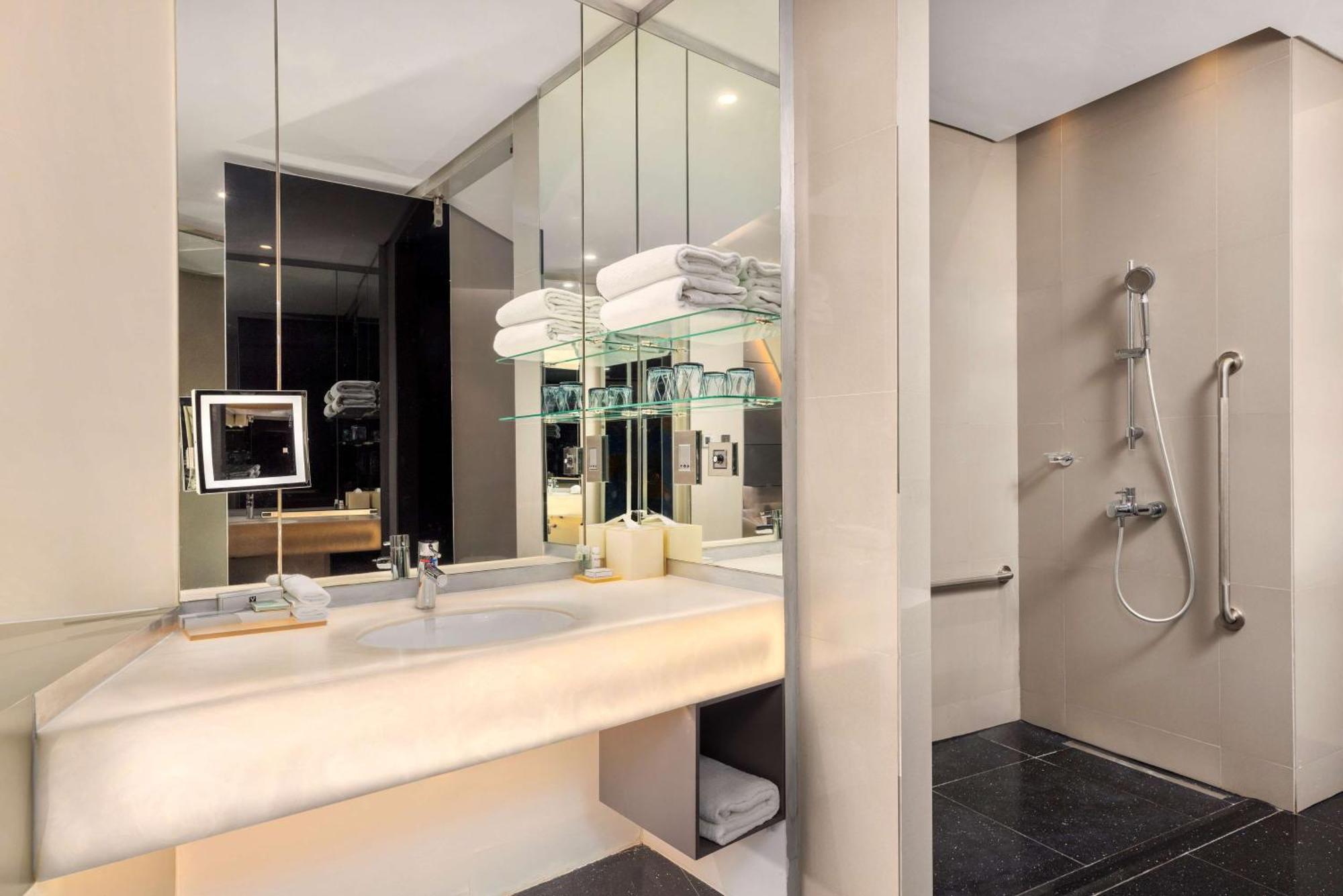 V Dubai, Curio Collection By Hilton Hotel
