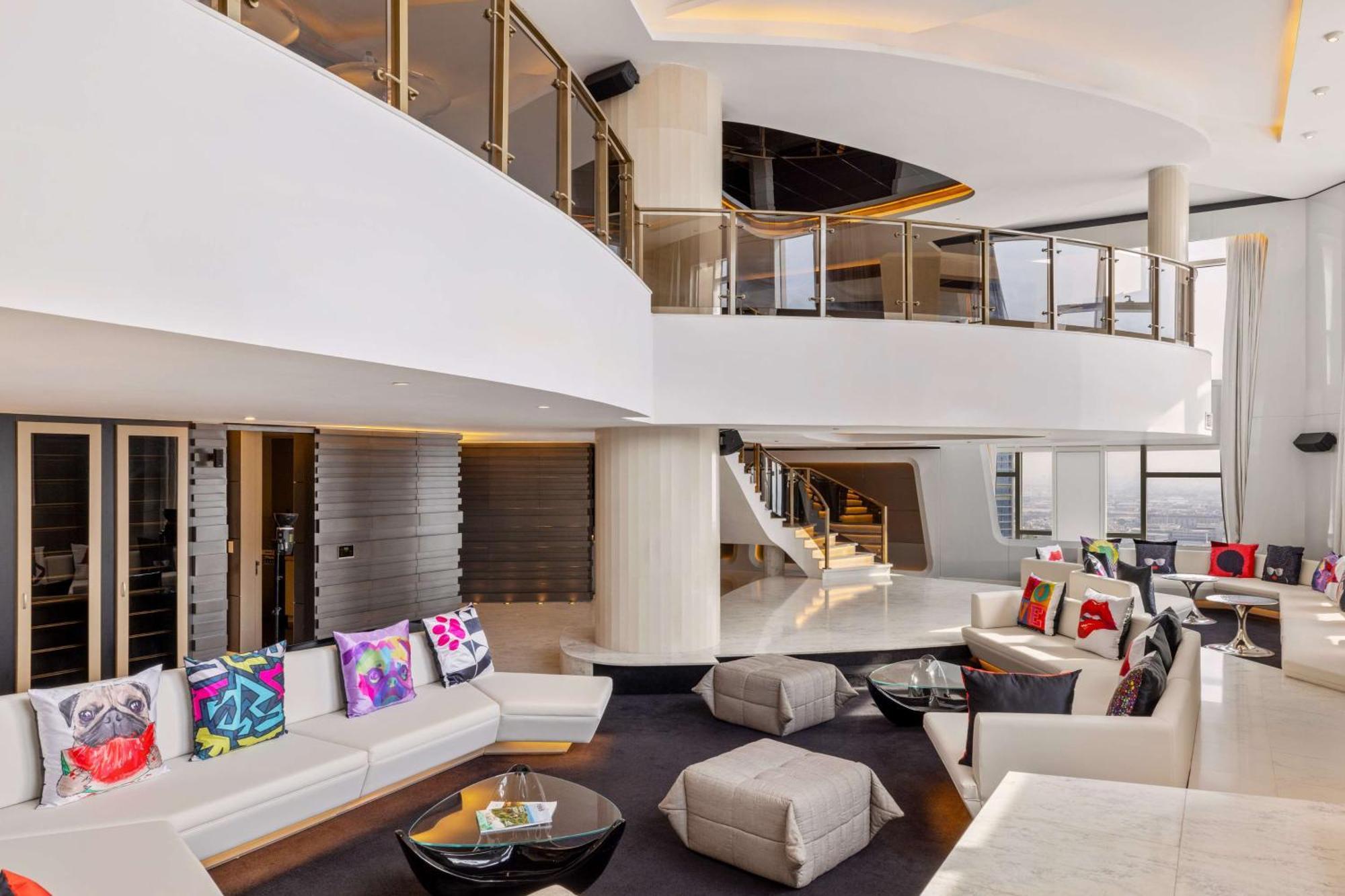 V Dubai, Curio Collection By Hilton Hotel Dubái
