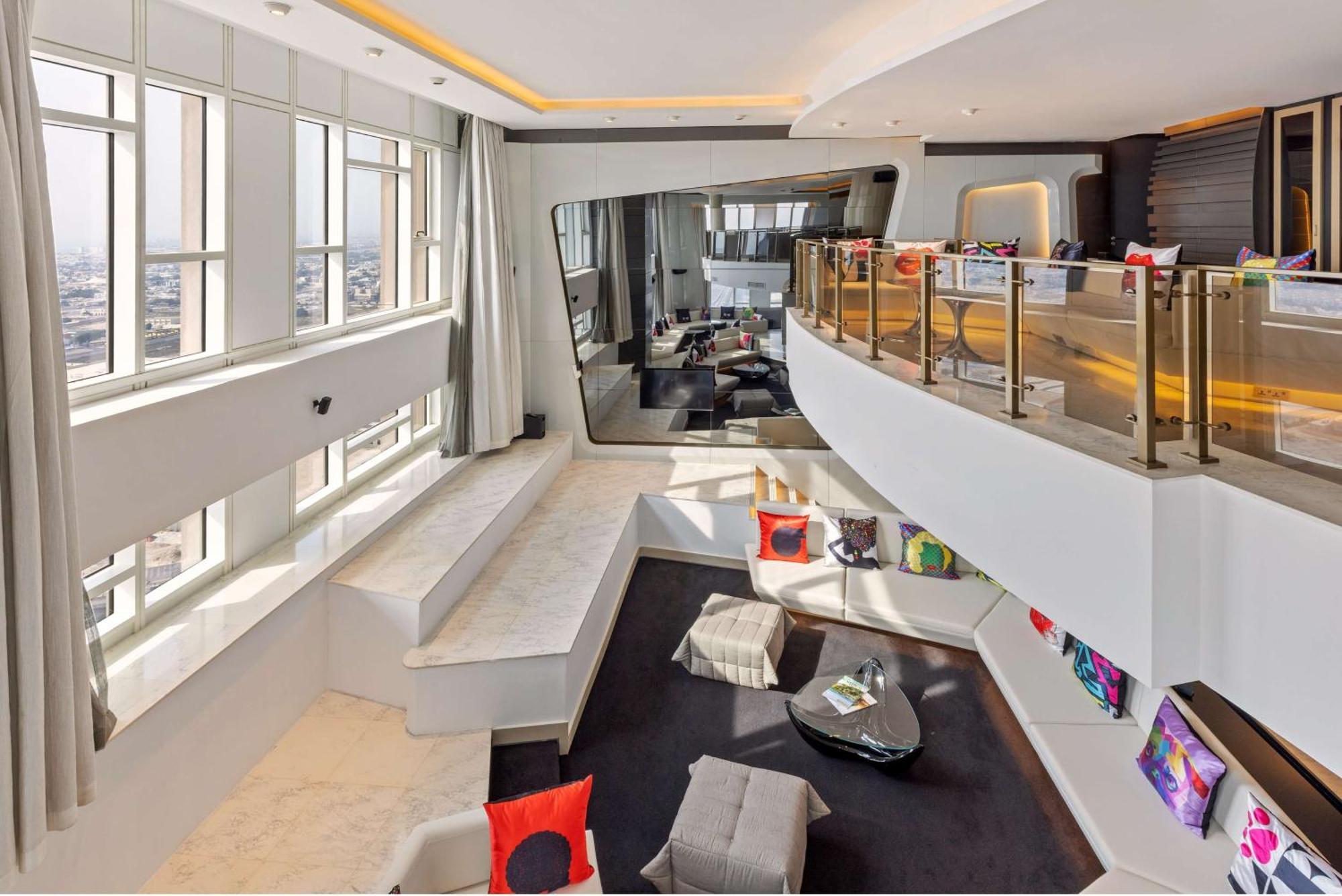 V Dubai, Curio Collection By Hilton Dubái