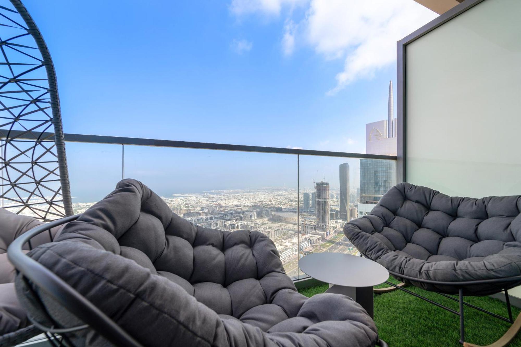Scenic Infinity Pool With Burj Khalifa Views Dubái