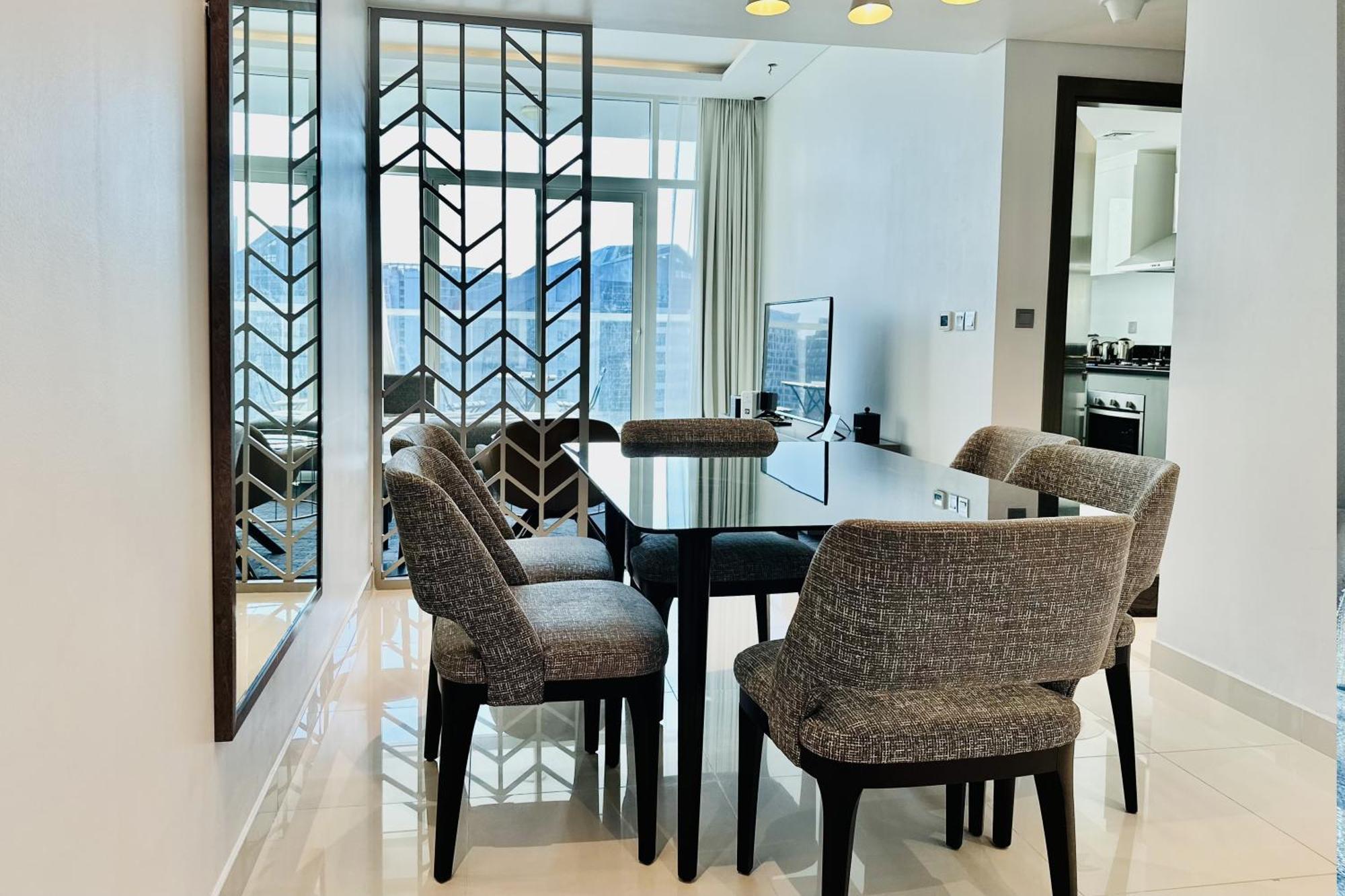 Vserve Stylish 1 Bedroom With Burj Khalifa And Canal View Dubái