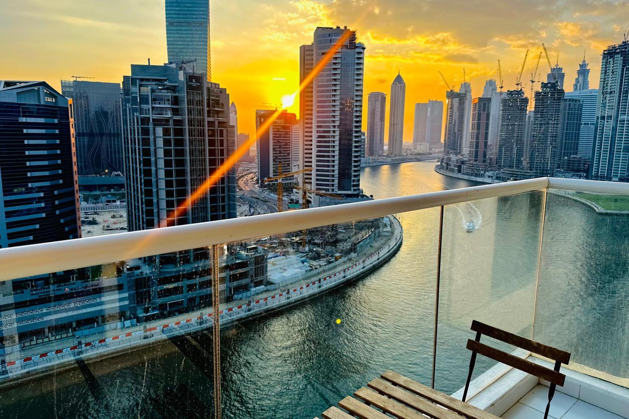 Vserve Stylish 1 Bedroom With Burj Khalifa And Canal View Apartamento Dubái