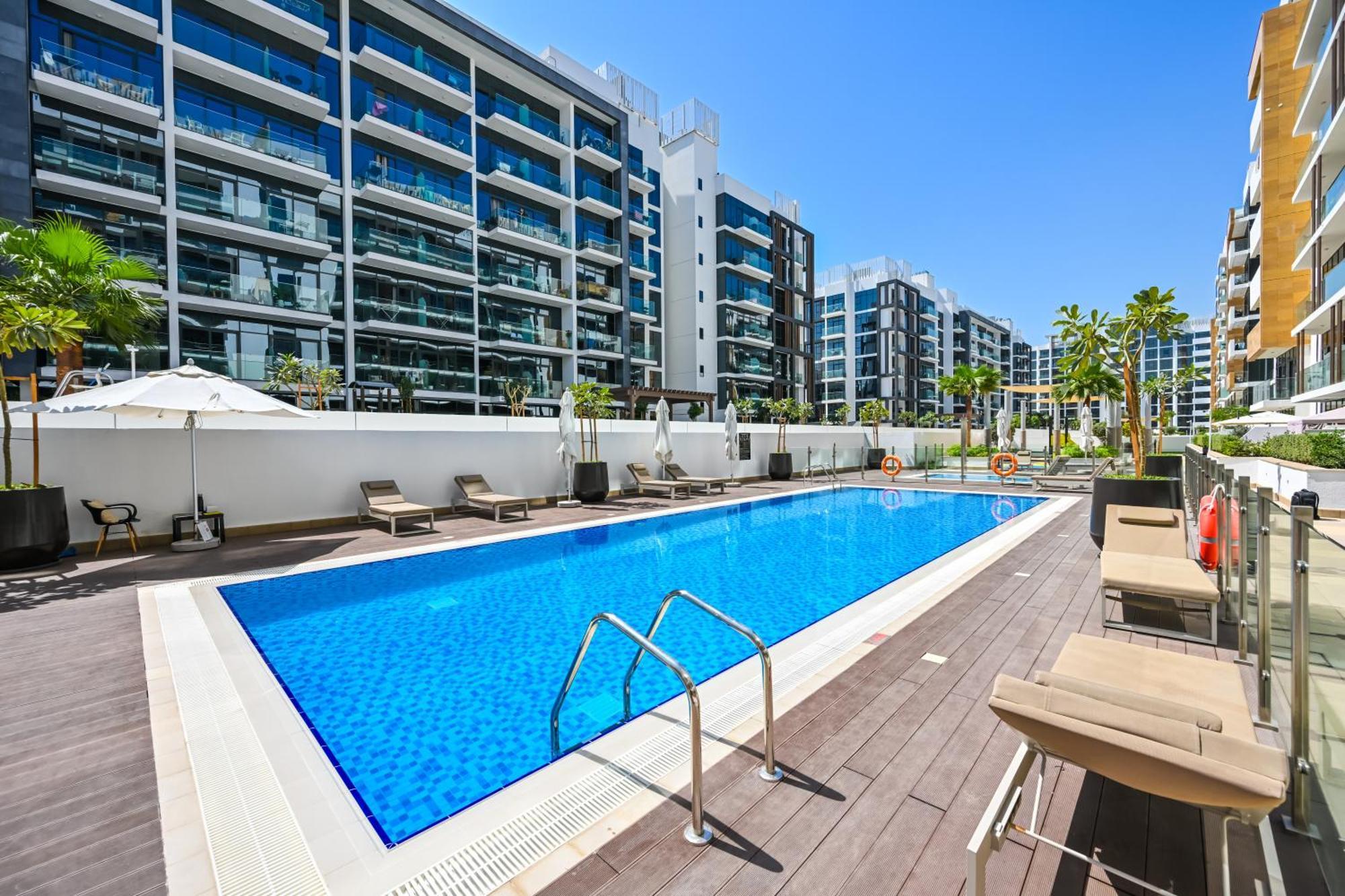 Discover A Cozy Luxury With A Refreshing Pool, Just A 10-minute Journey From The City's Heart Dubaï