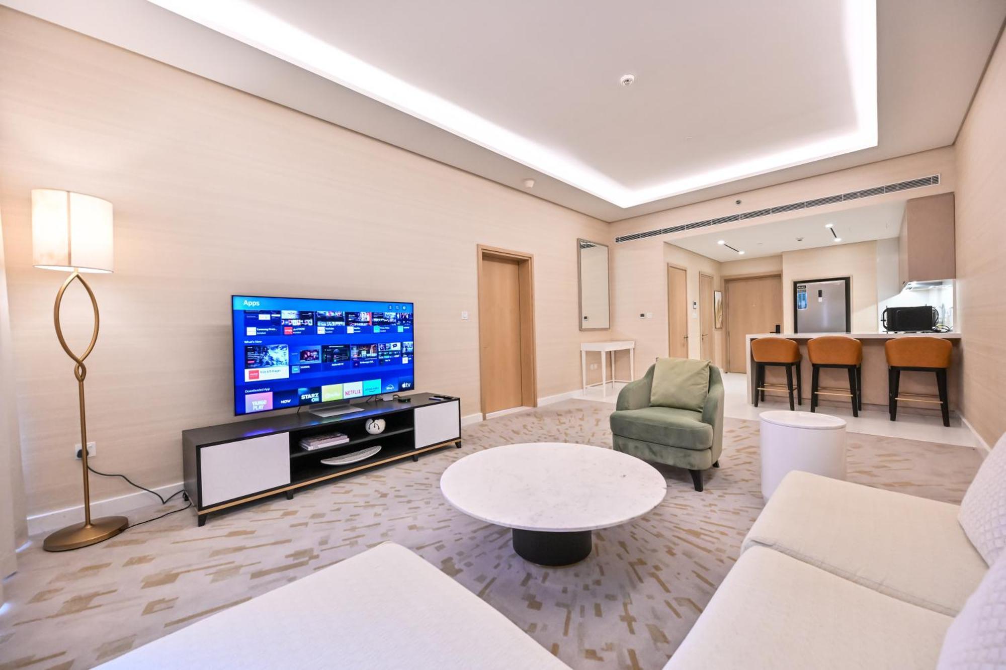 Apartamento Stylish 1-br Retreat With Sweeping Views In Palm Tower