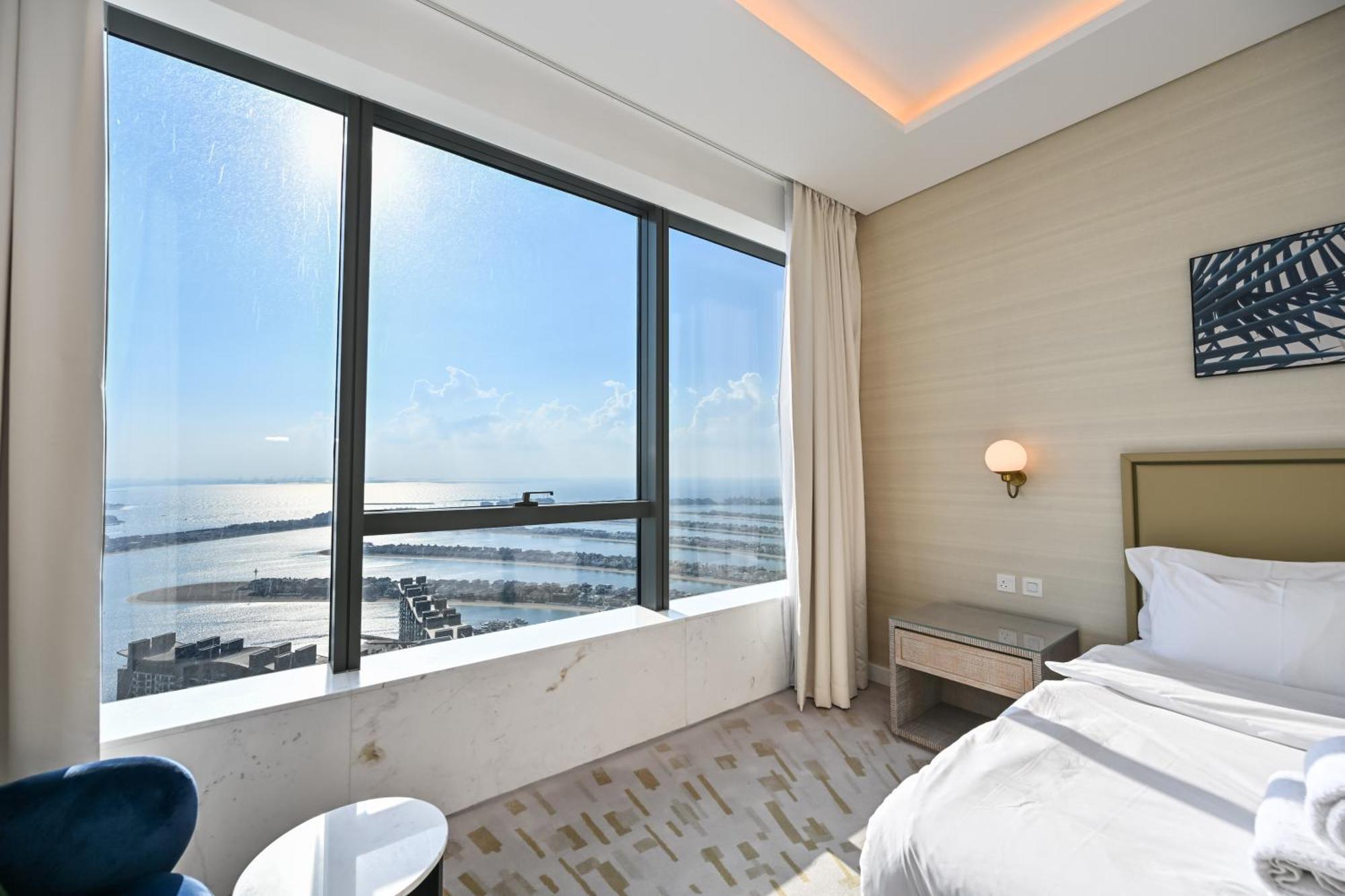 Stylish 1-br Retreat With Sweeping Views In Palm Tower