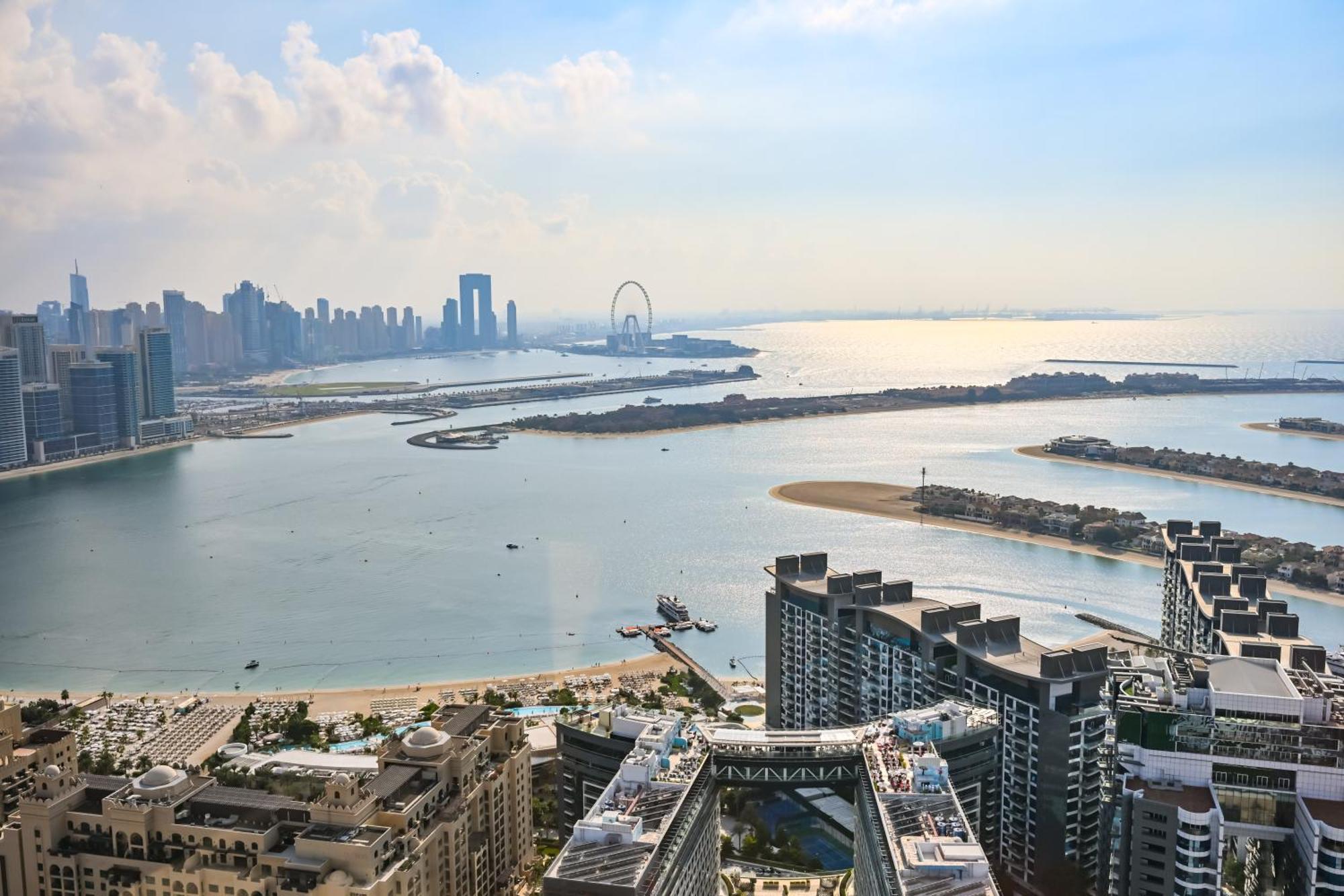 Stylish 1-br Retreat With Sweeping Views In Palm Tower Dubái