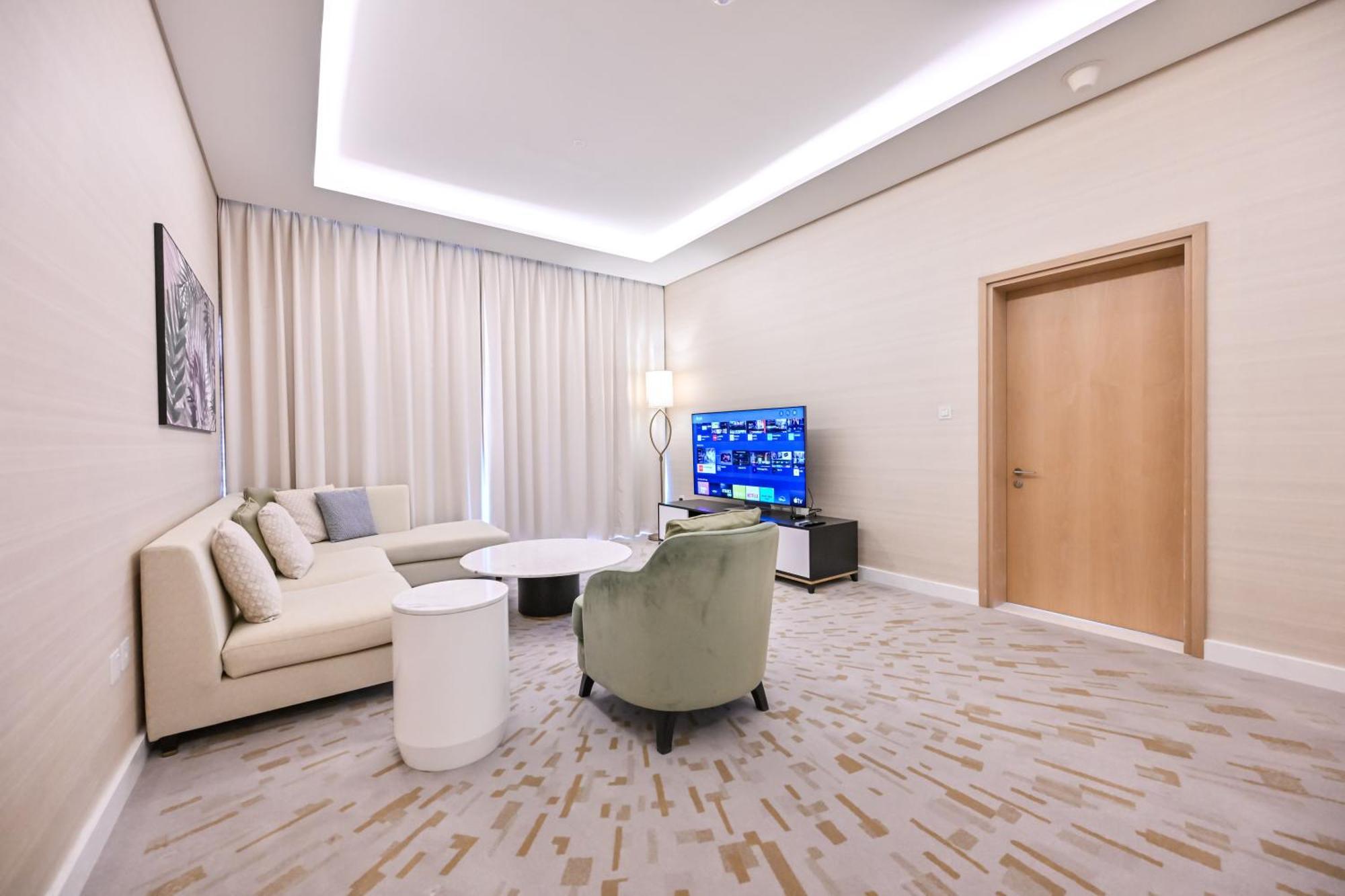 Apartamento Stylish 1-br Retreat With Sweeping Views In Palm Tower Dubái