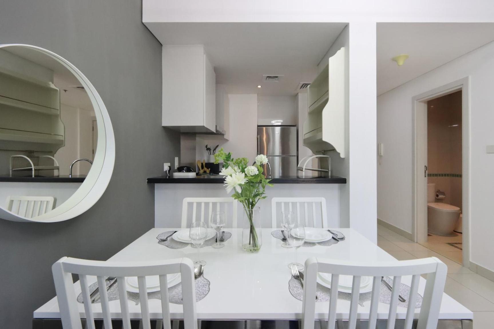 Spectacular 1br In Damac Heights By Livbnb Dubai
