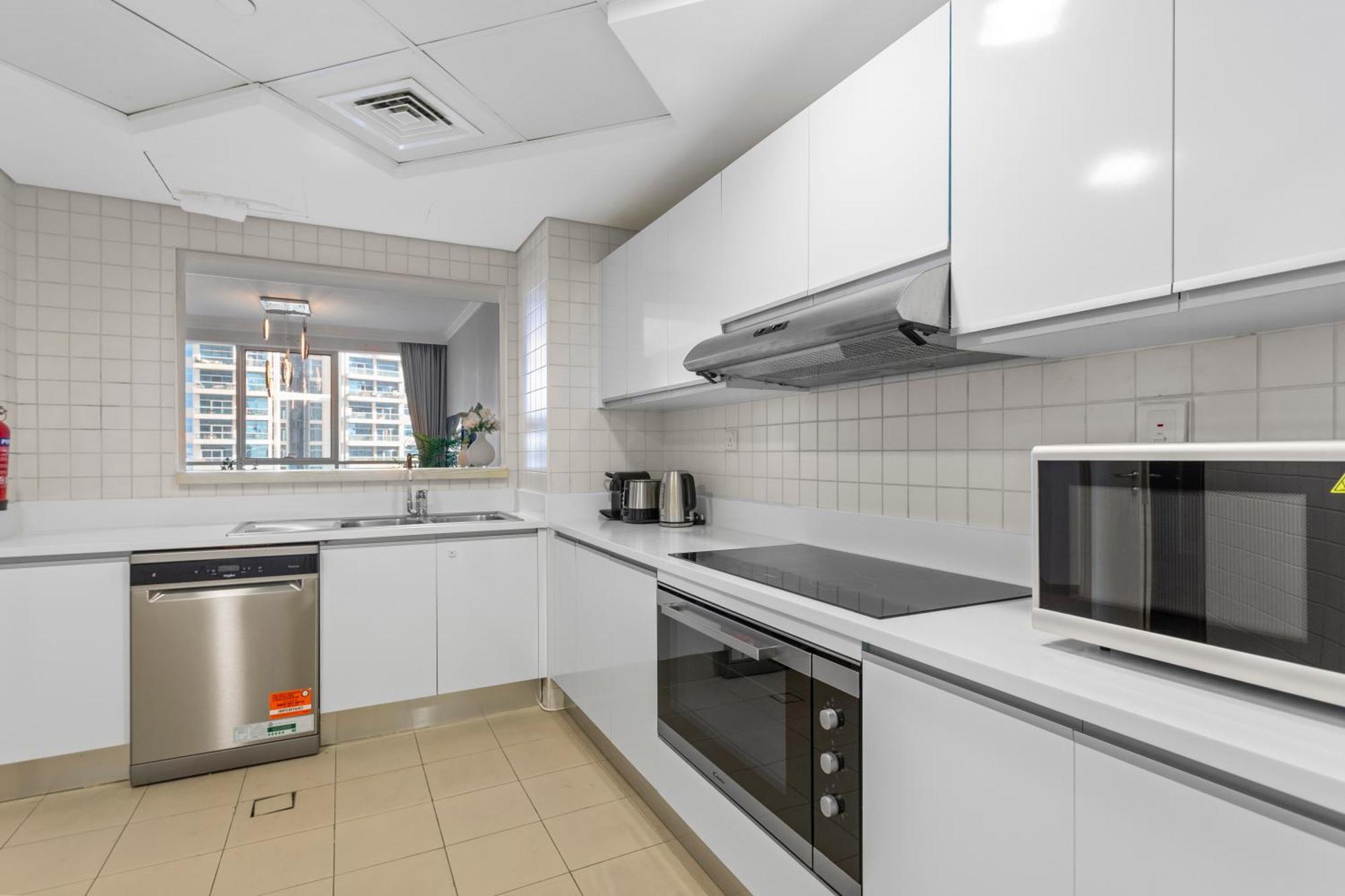 Appartement Serene 2-bedroom Escape With Sea Steps Away In Jbr *