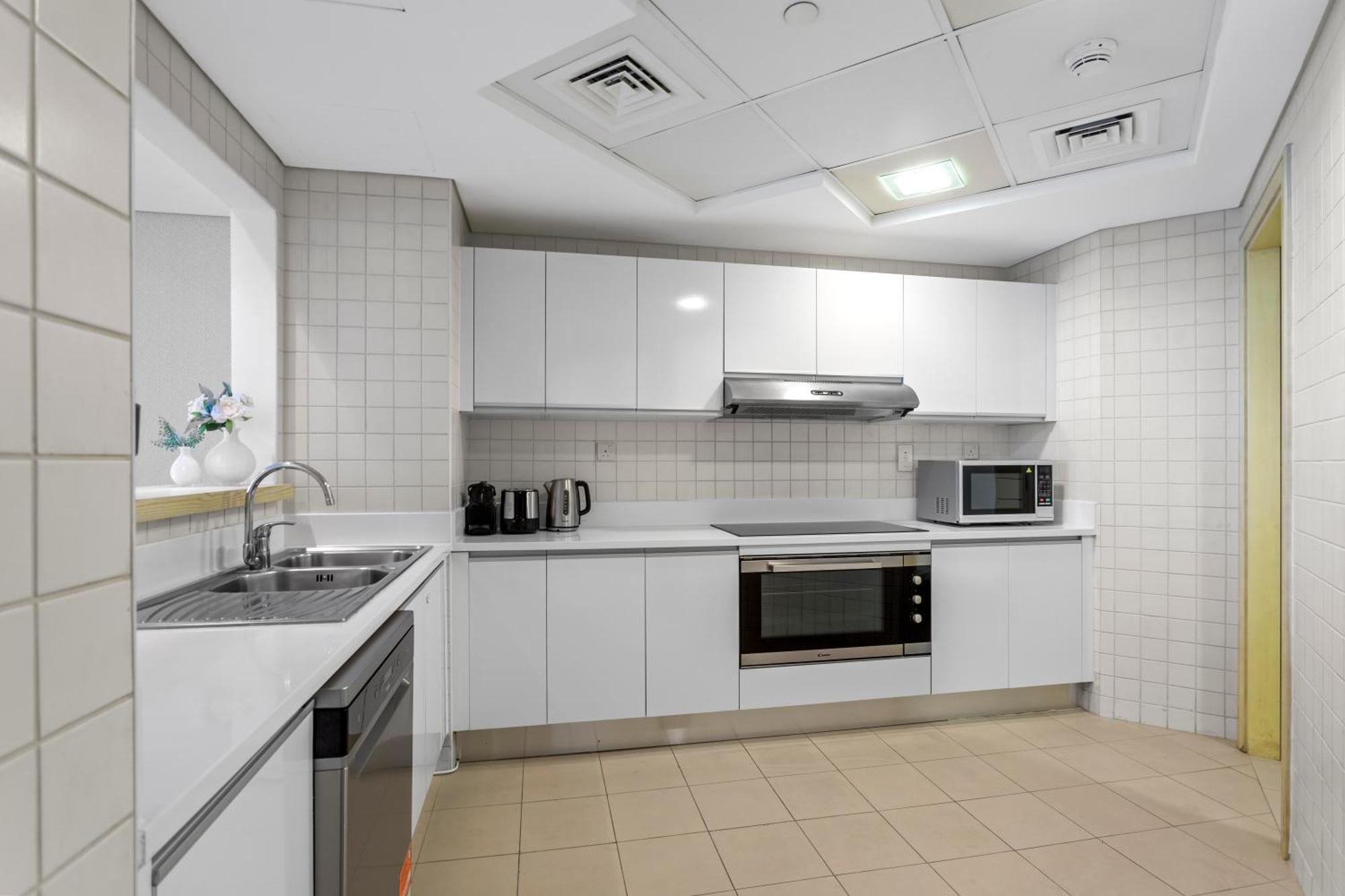 Serene 2-bedroom Escape With Sea Steps Away In Jbr Appartement