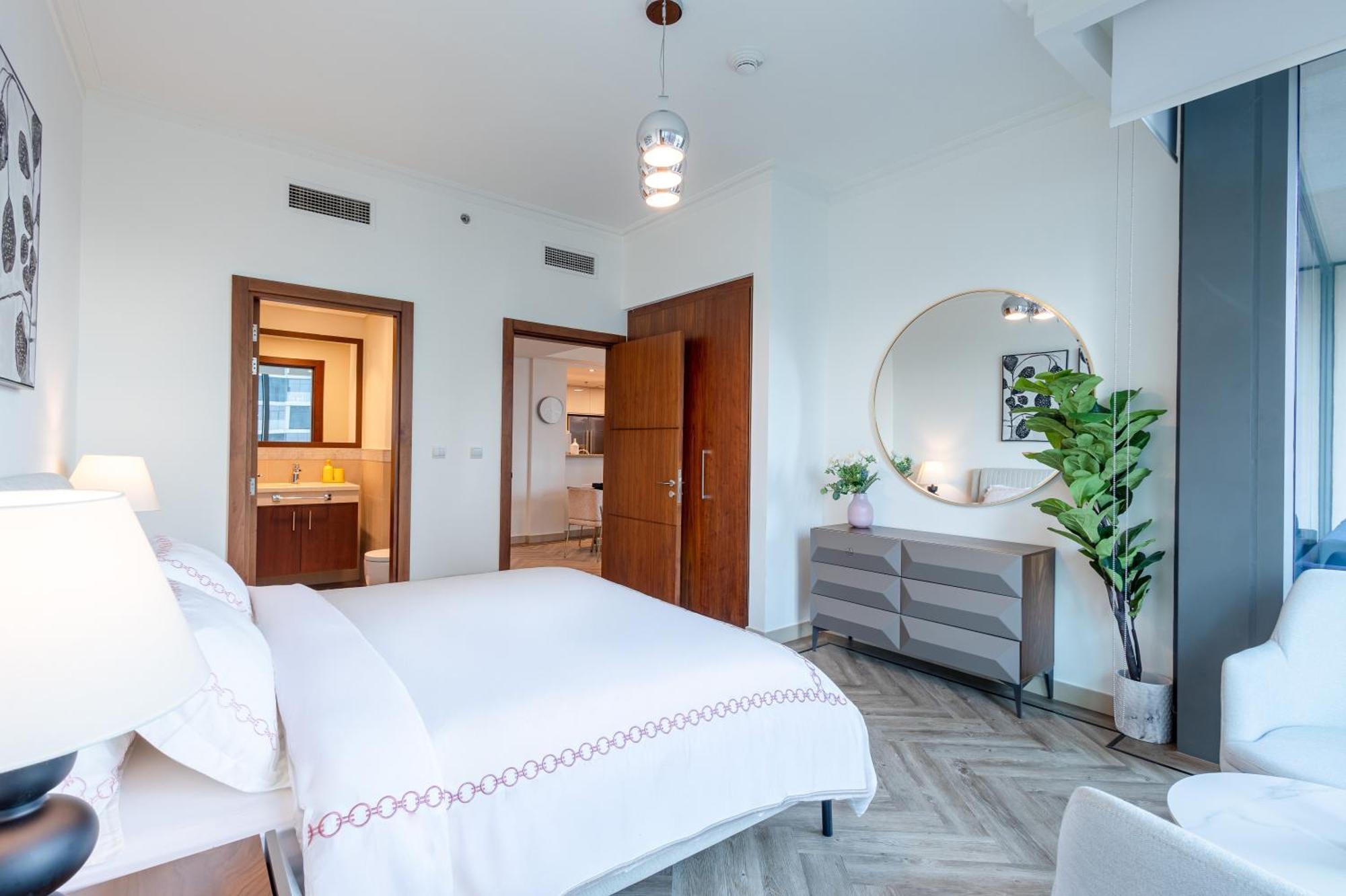 Burj Vista Luxury 2br ,full Burj Khalifa View ,direct Mall & Metro Access Appartement *