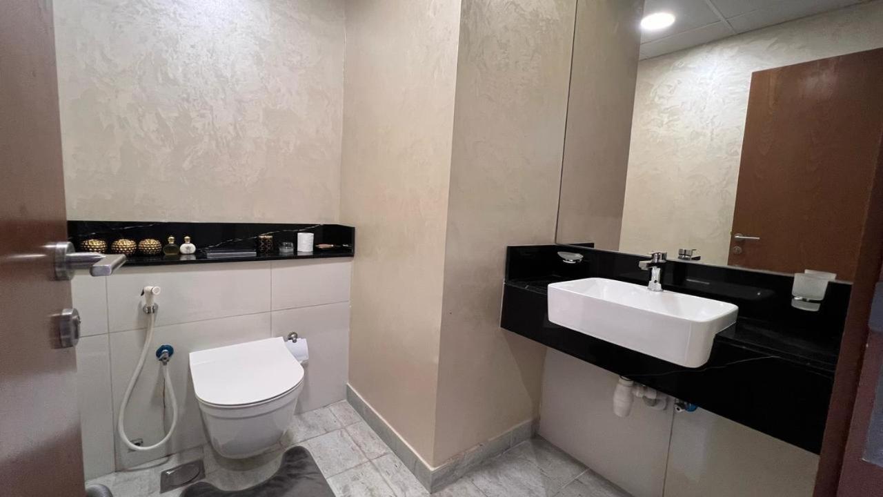 Appartement Luxurious Bedroom With Pool L Business Bay Canal L 10 Min To Mall L Burj Khalifa L Down Town *