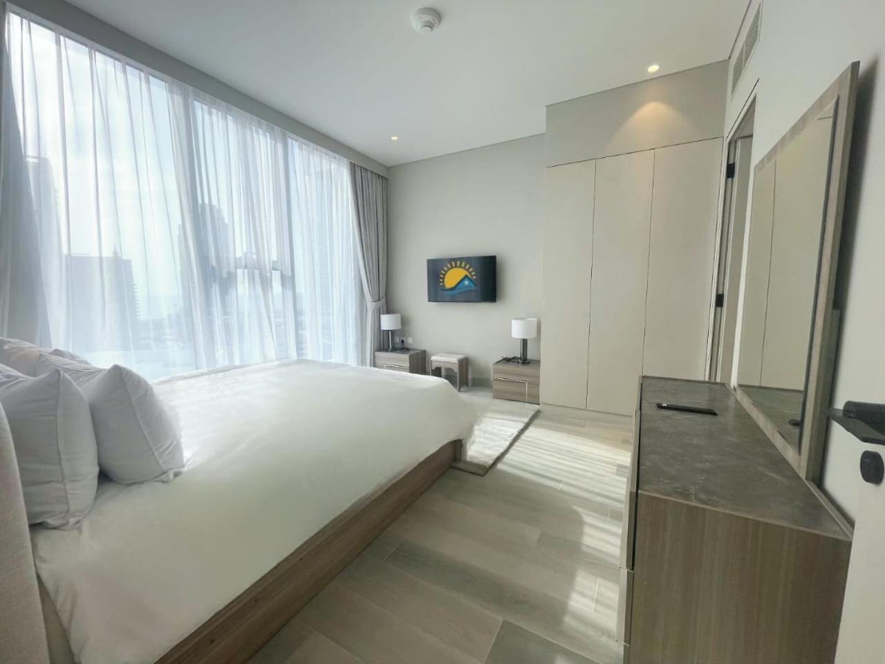 Marina Walk Gem Modern With Pool & Gym Access, Steps To & Metro Appartement