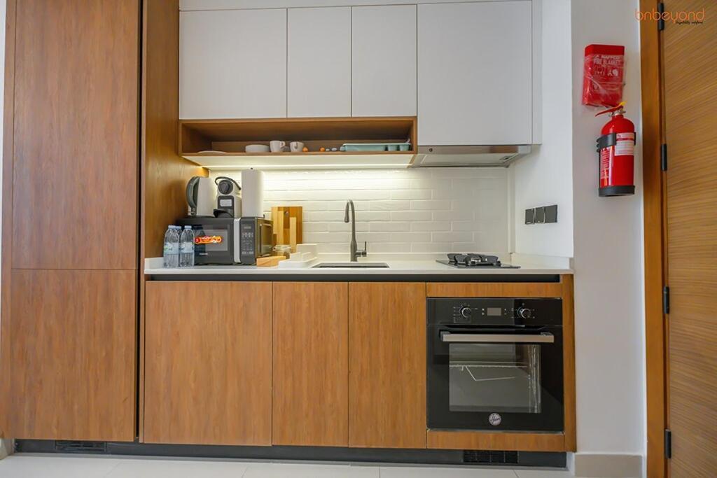 Bnbeyond's Sassy With Expansive Balcony Appartement Dubaï