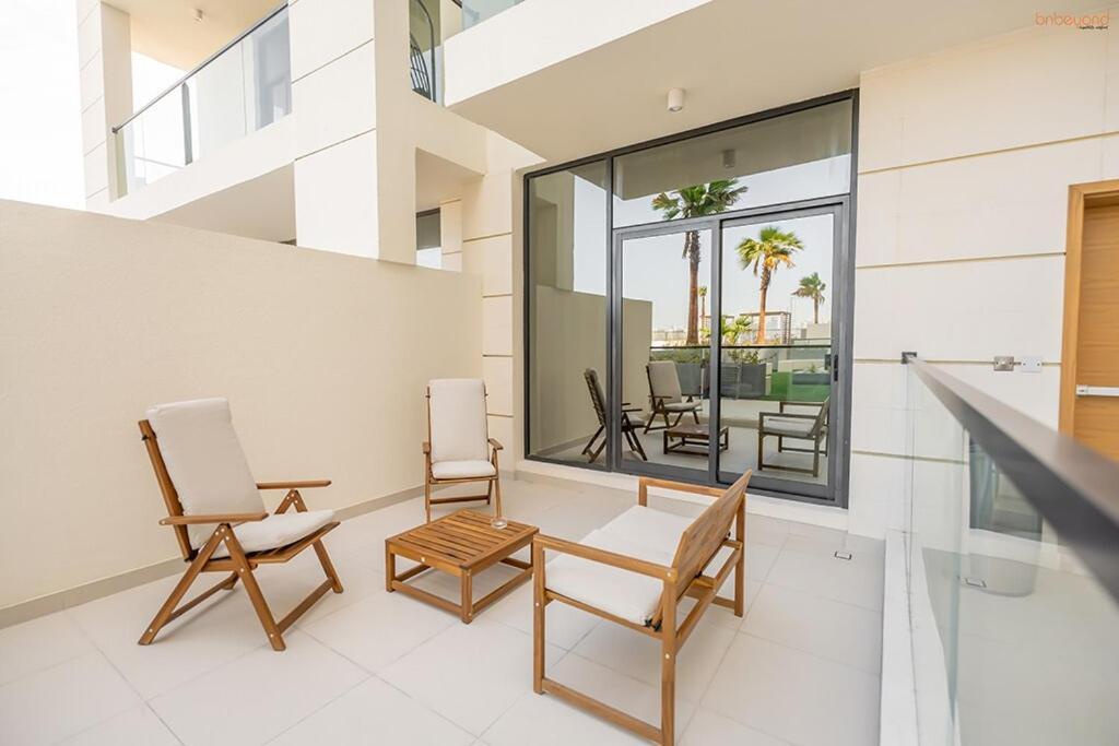 Bnbeyond's Sassy With Expansive Balcony * Dubaï