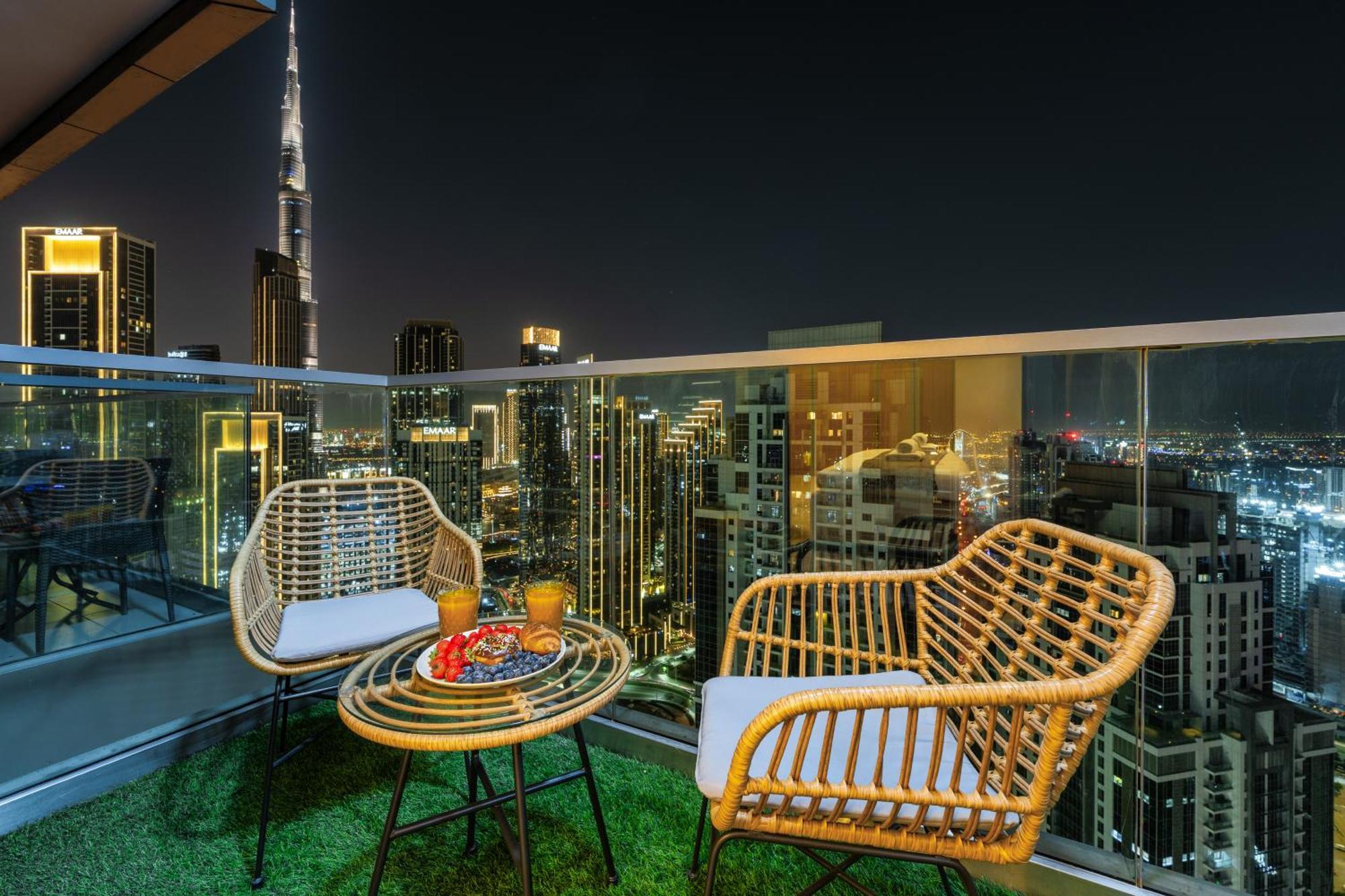 Scenic Infinity Pool With Burj Khalifa Views Dubái