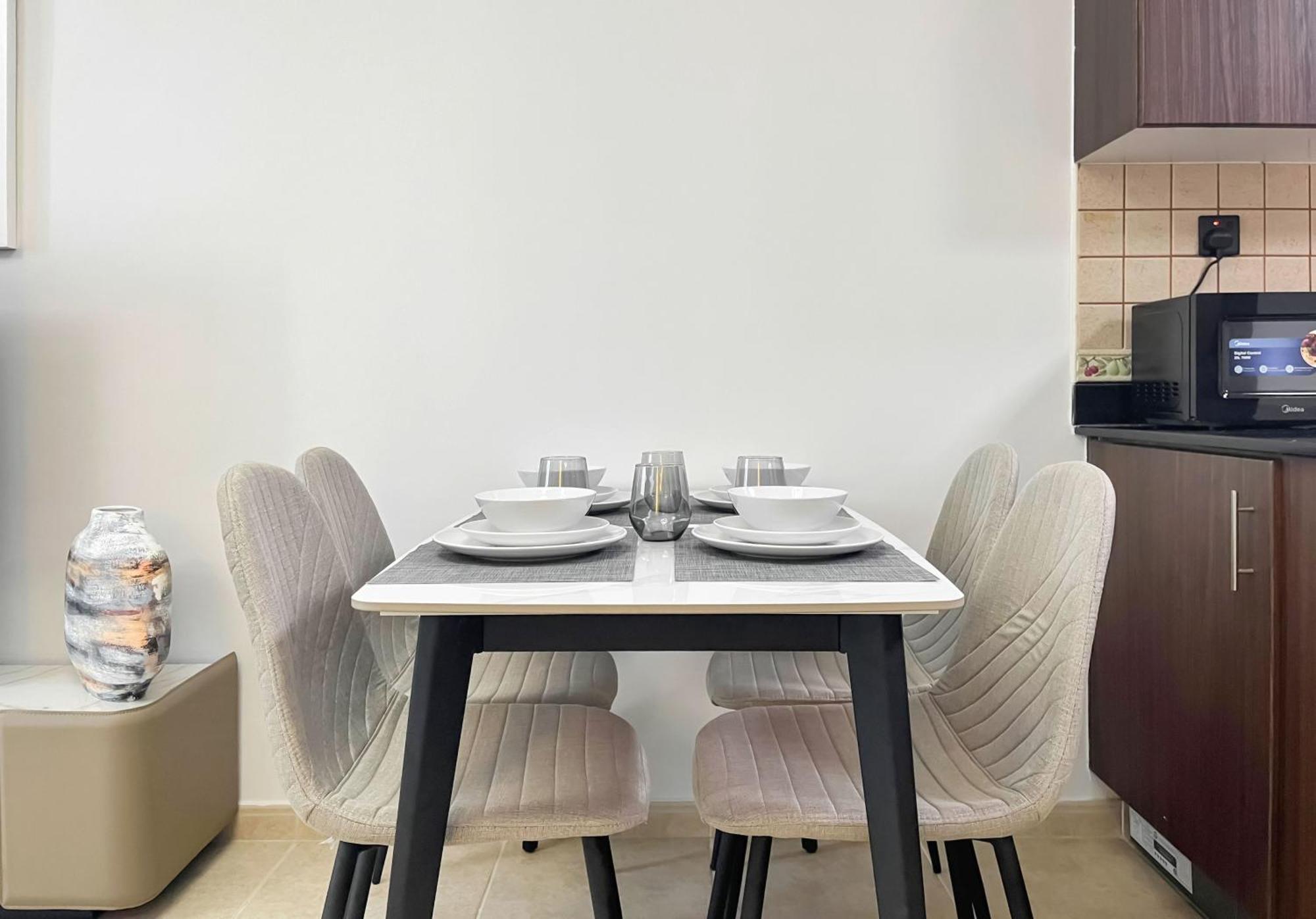 Livbnb-high Rise 1br With Balcony Near Barasti Appartement Dubaï