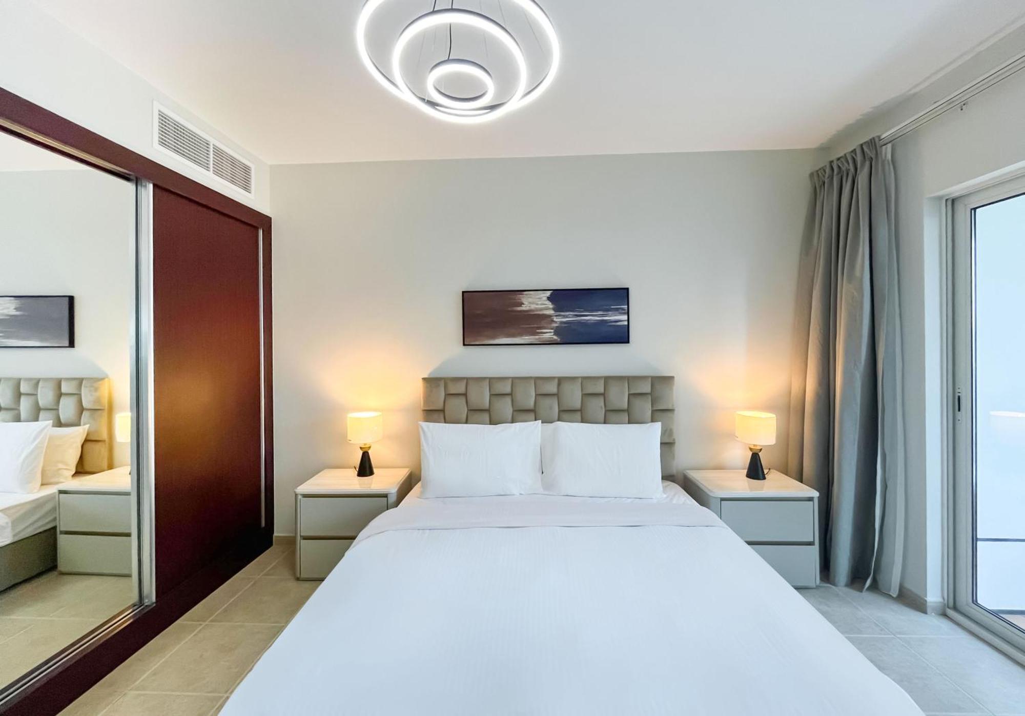 Livbnb-high Rise 1br With Balcony Near Barasti Appartement Dubaï