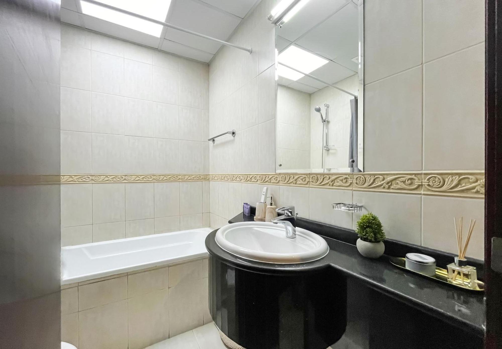 Livbnb-high Rise 1br With Balcony Near Barasti Dubaï