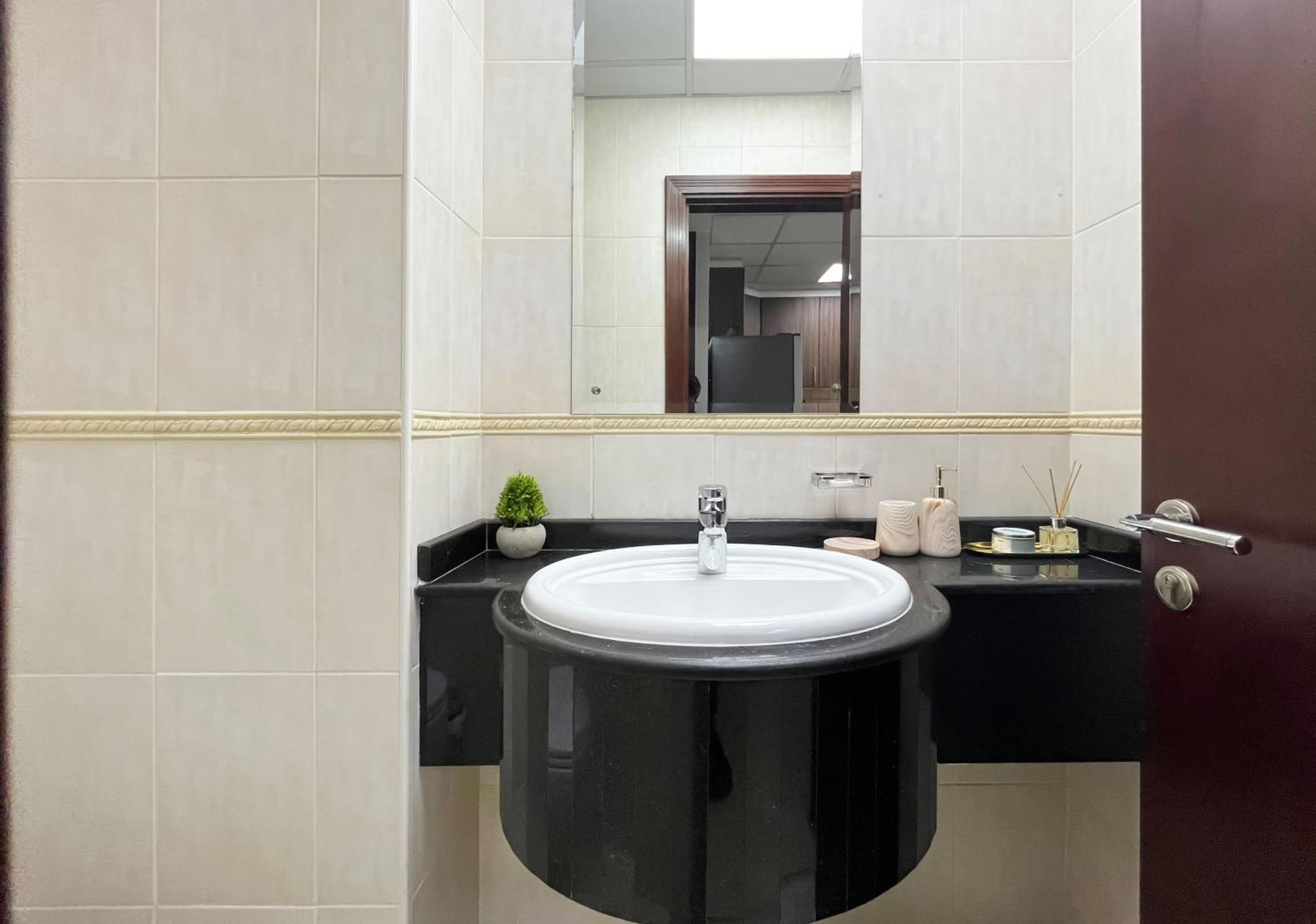 Livbnb-high Rise 1br With Balcony Near Barasti Appartement Dubaï