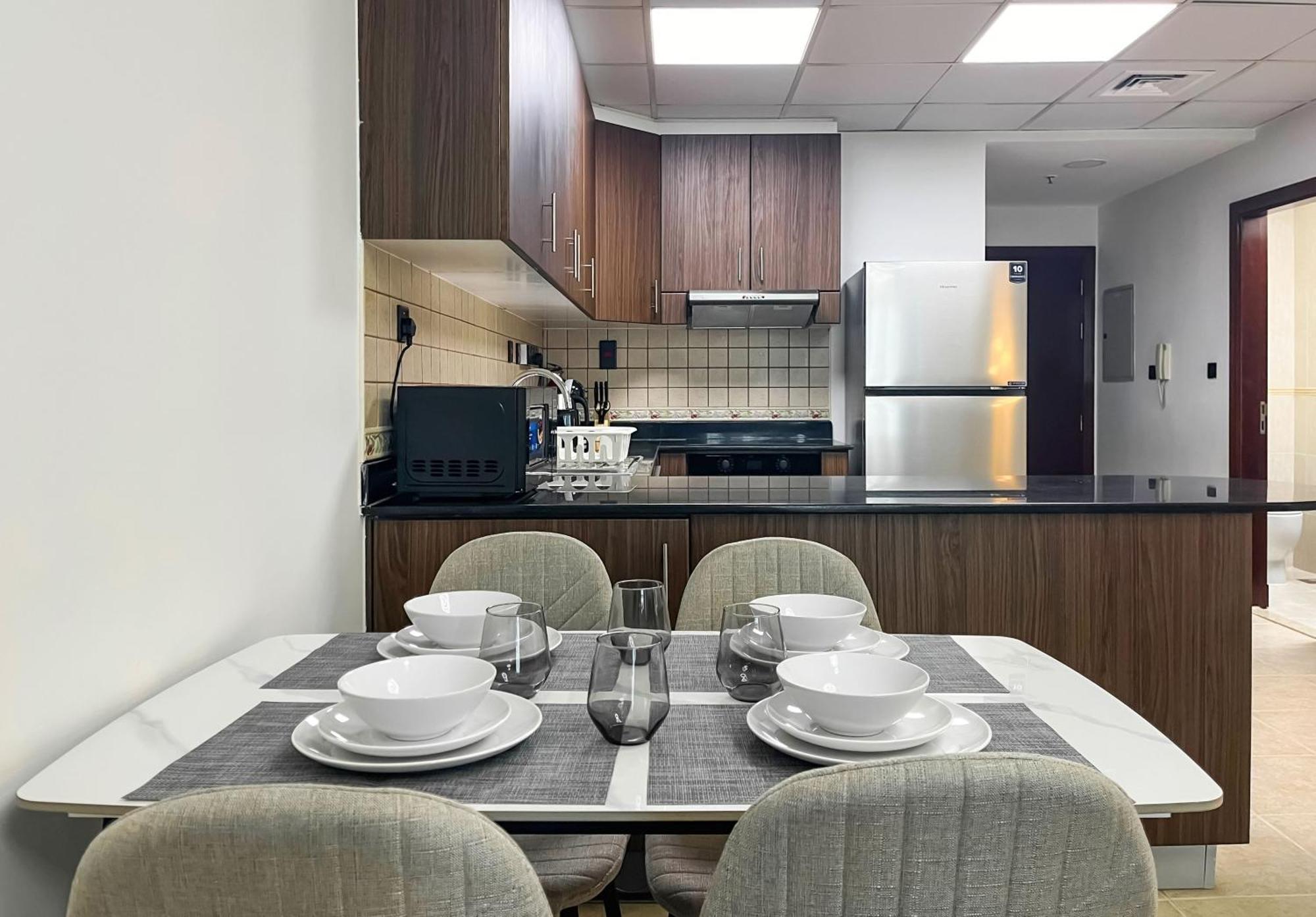 Livbnb-high Rise 1br With Balcony Near Barasti Appartement Dubaï