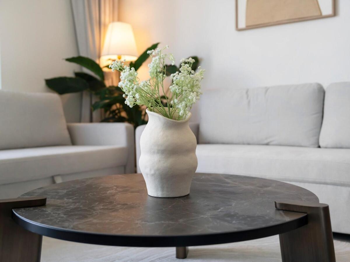 Modern High Rise 2br With Burj Khalifa Views, Steps From Opera And Near Mall Appartement *