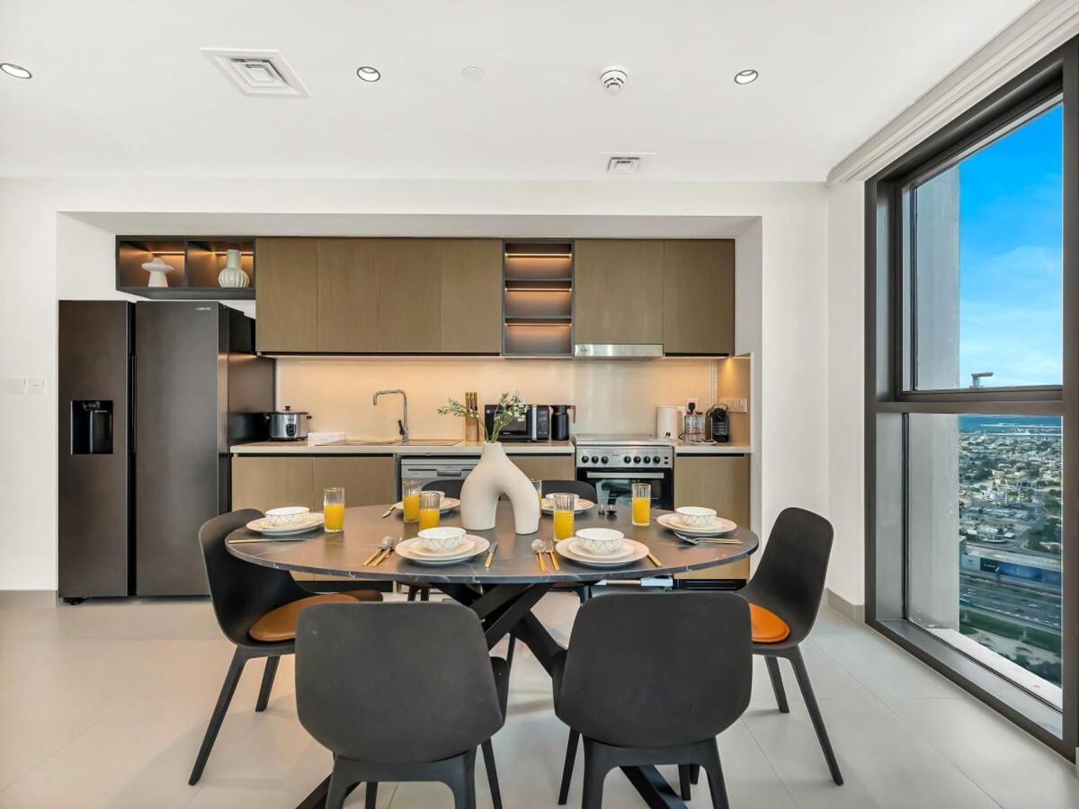 Modern High Rise 2br With Burj Khalifa Views, Steps From Opera And Near Mall Appartement Dubaï