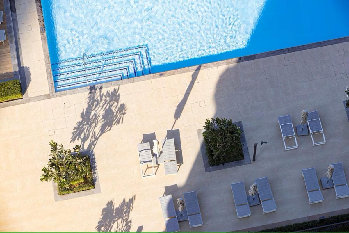 Modern High Rise 2br With Burj Khalifa Views, Steps From Opera And Near Mall Appartement Dubaï