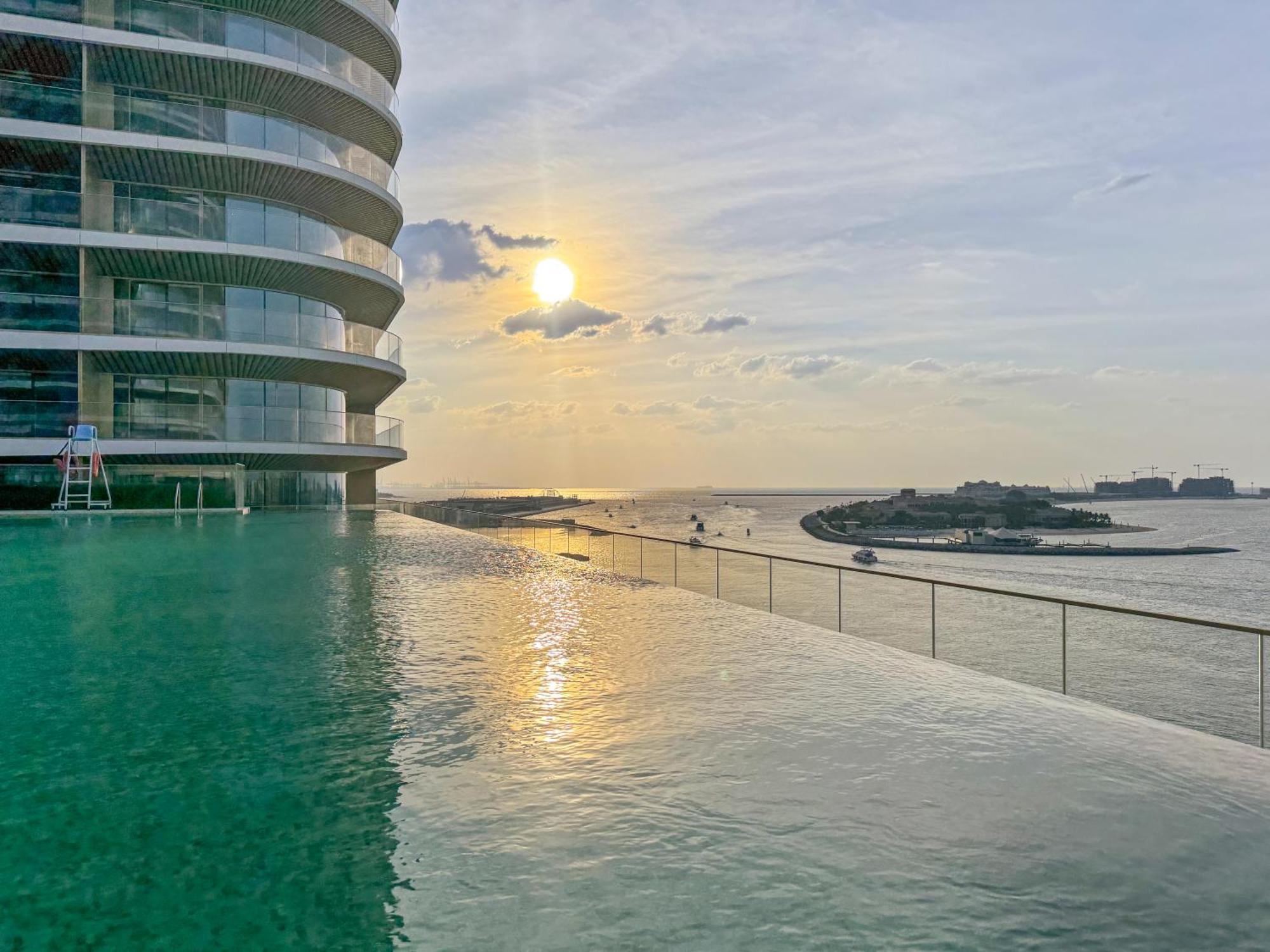 Coastal Elegance 1-bedroom In Grand Bleu Dubaï