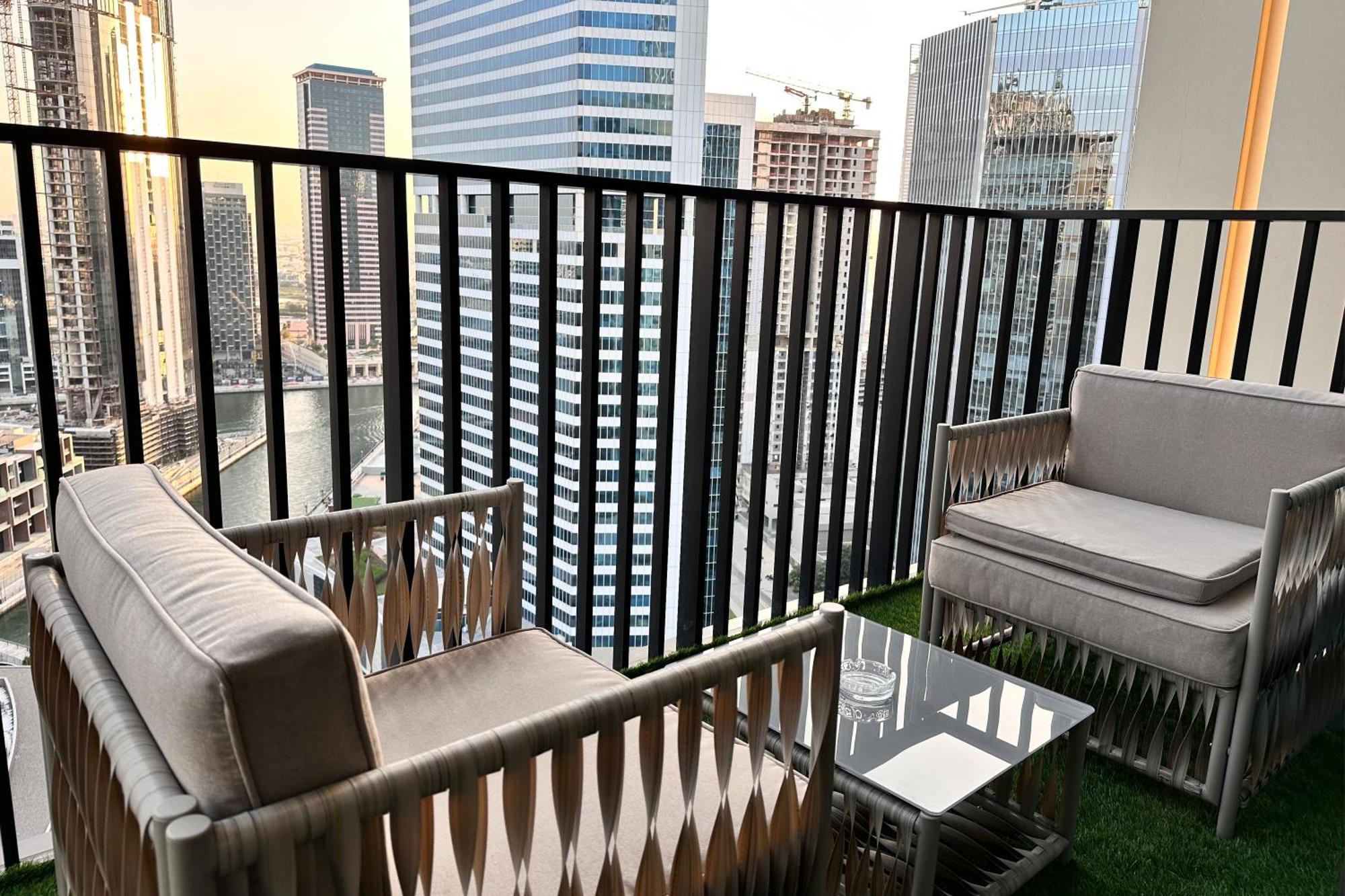 Vserve Modern Oasis Canal & Burj Views Appartement Dubaï
