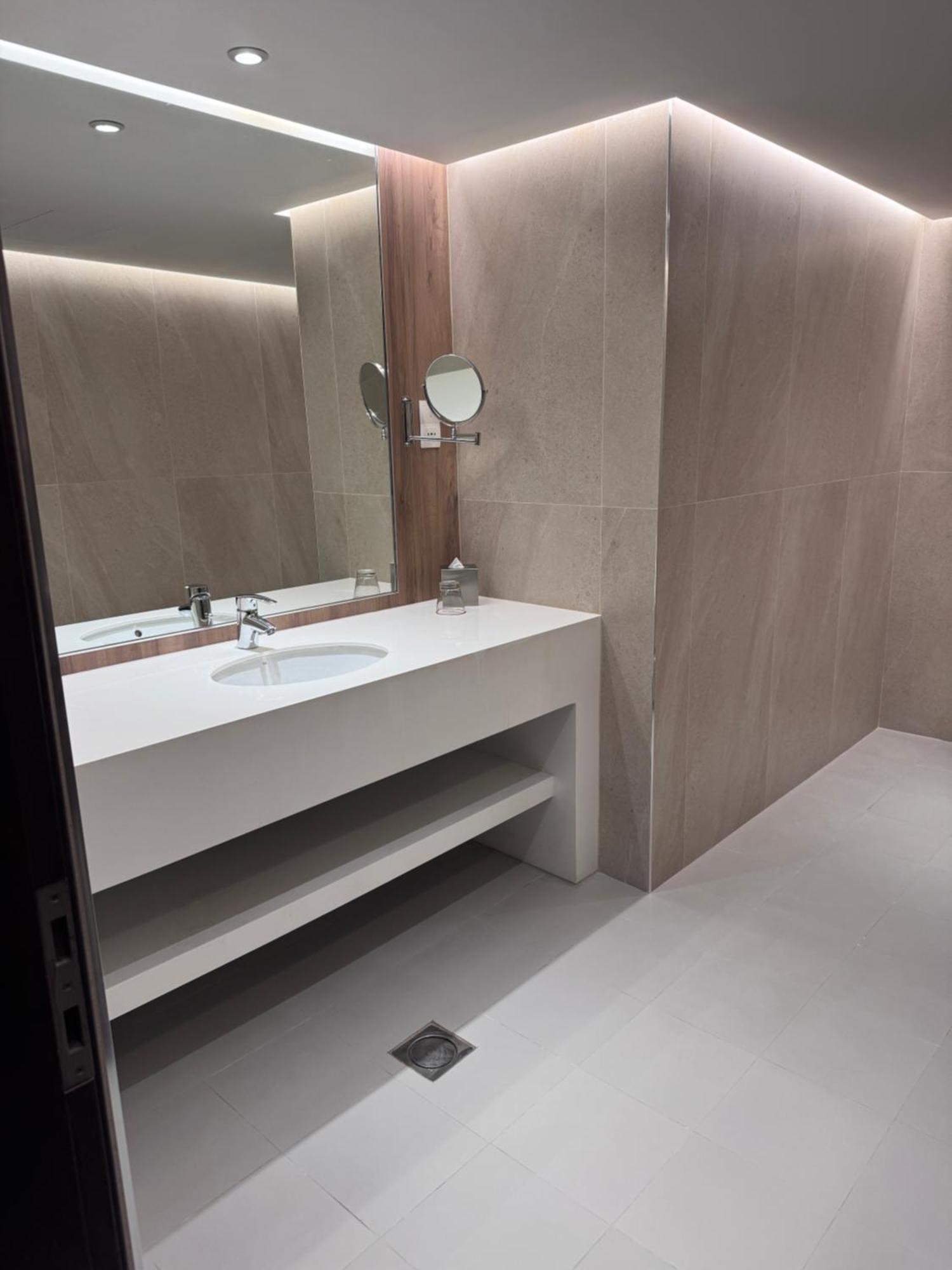 Hotel One Bedroom Partially Sea View In Jbr The Walk Dubaï