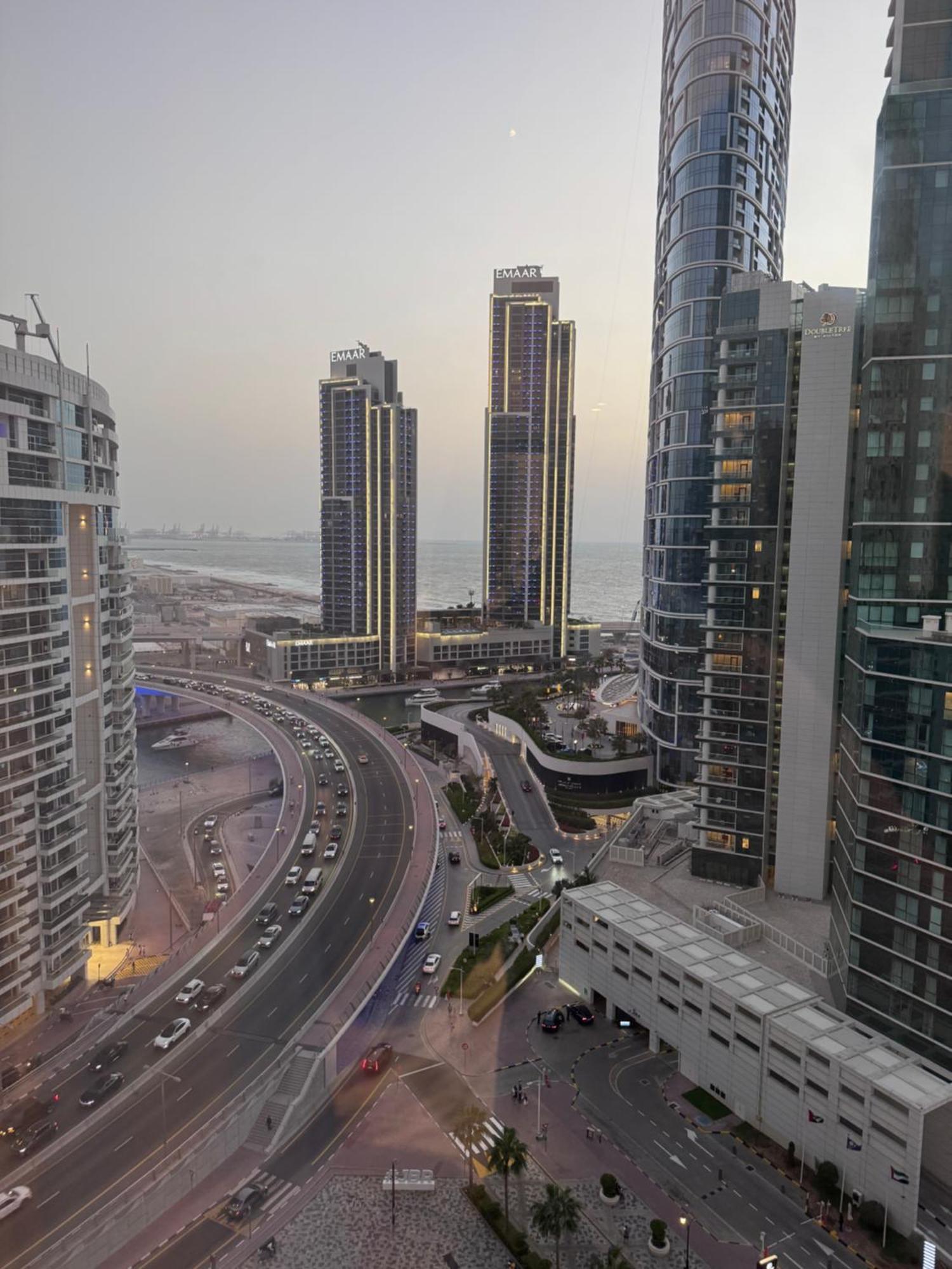 Hotel One Bedroom Partially Sea View In Jbr The Walk Dubaï