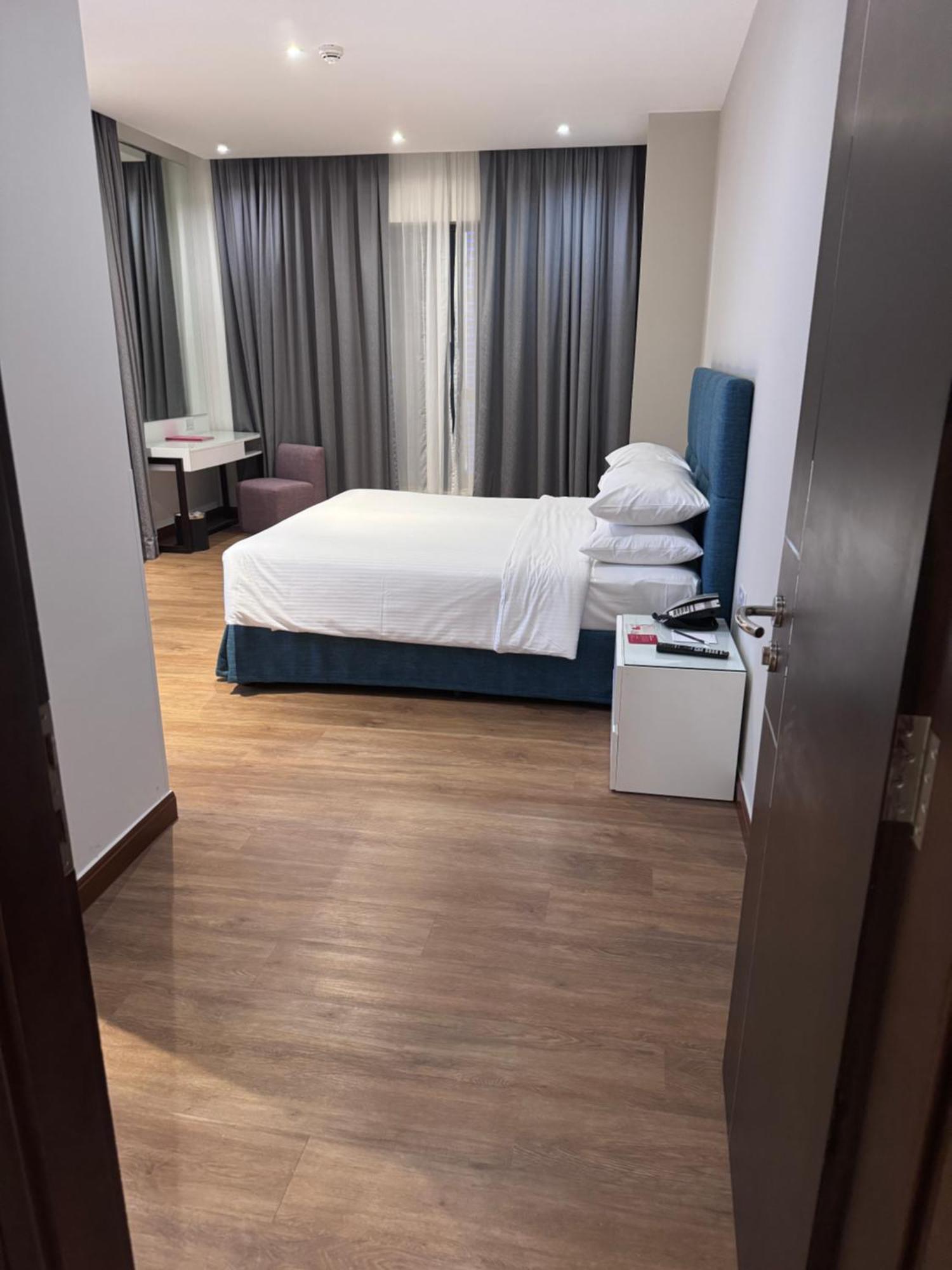 Hotel One Bedroom Partially Sea View In Jbr The Walk Dubaï