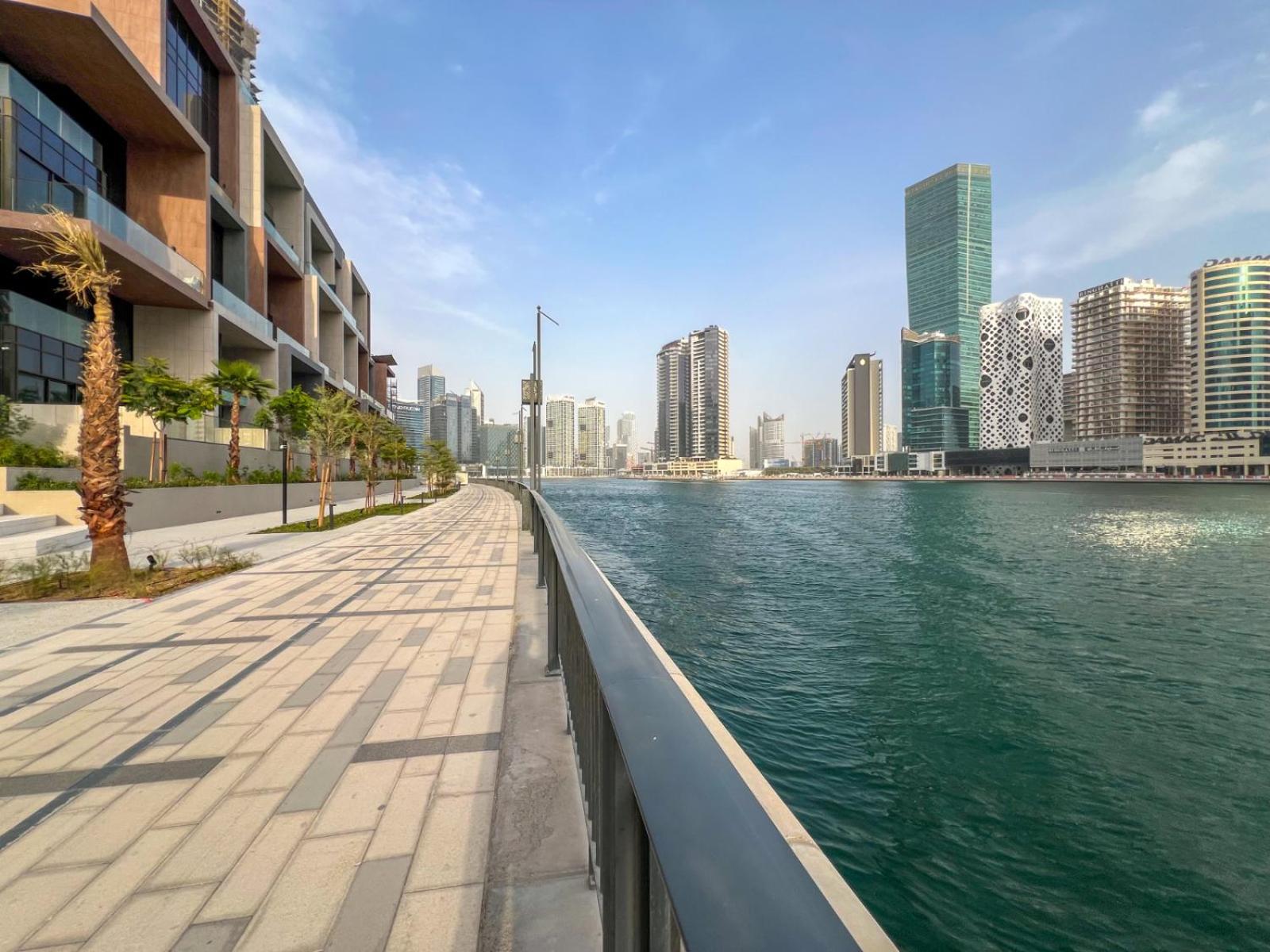 Spectacular Burj Khalifa & Canal View New 2br *