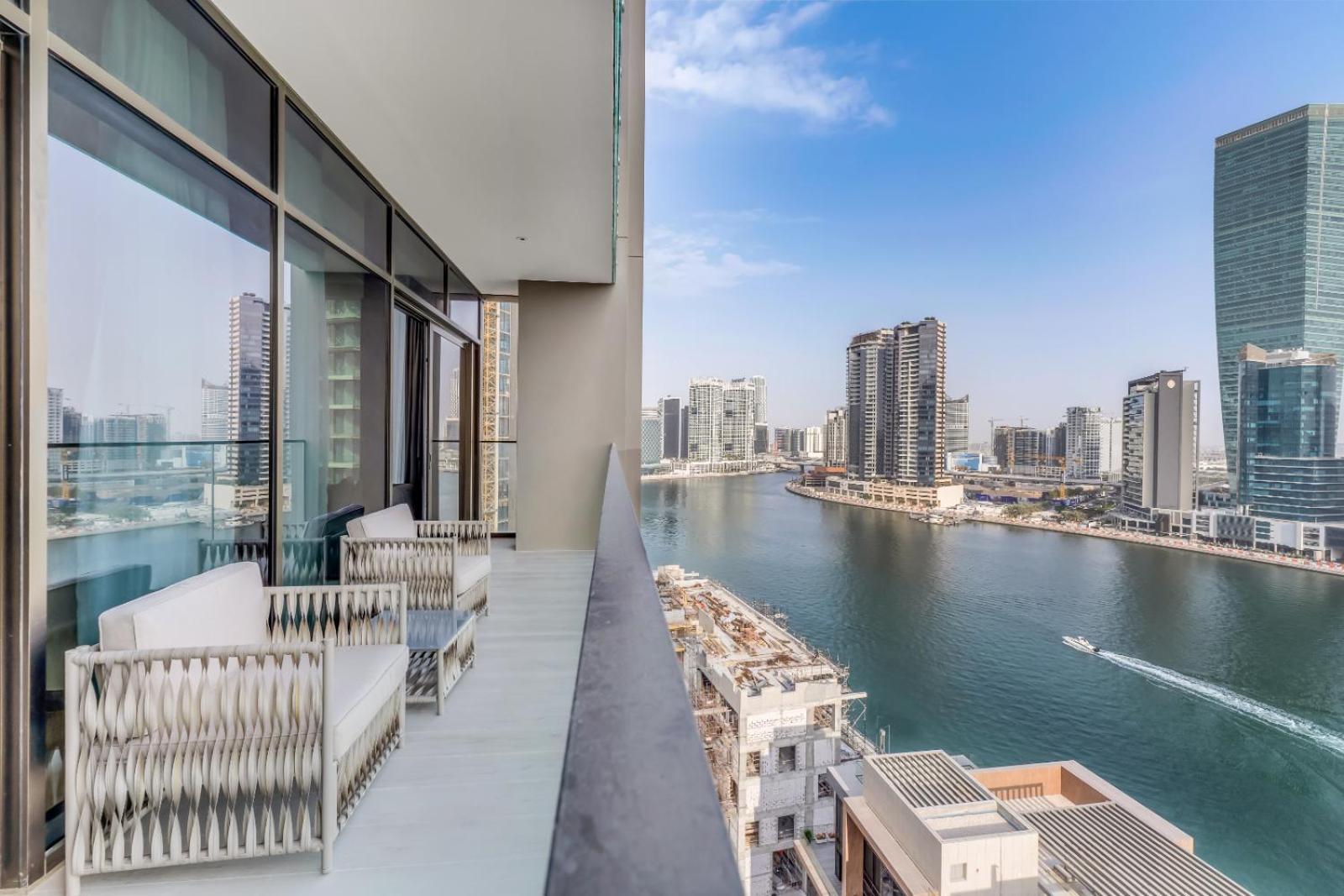 Spectacular Burj Khalifa & Canal View New 2br Dubaï