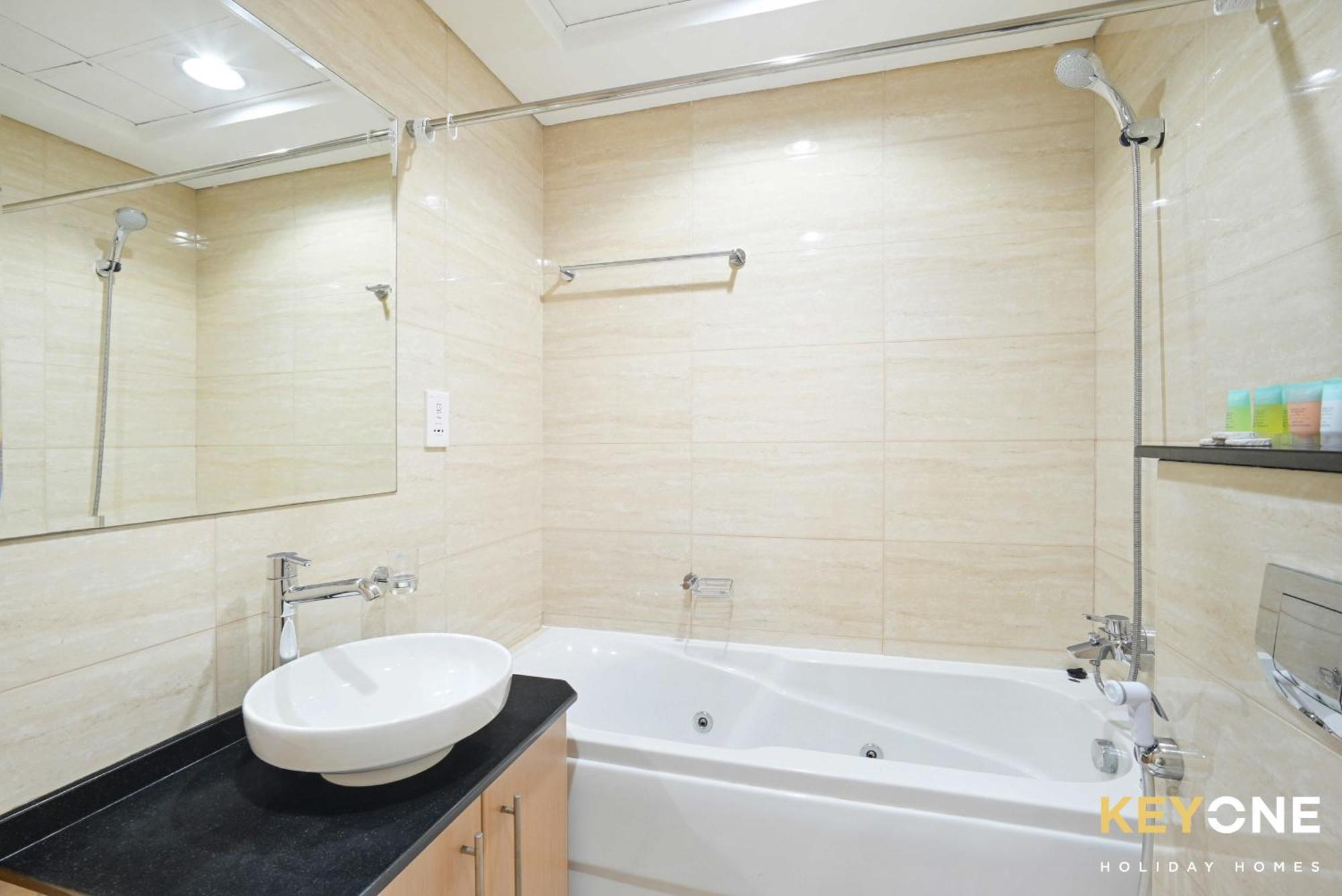 Fascinating Ocean Views In A One Bedroom Appartement