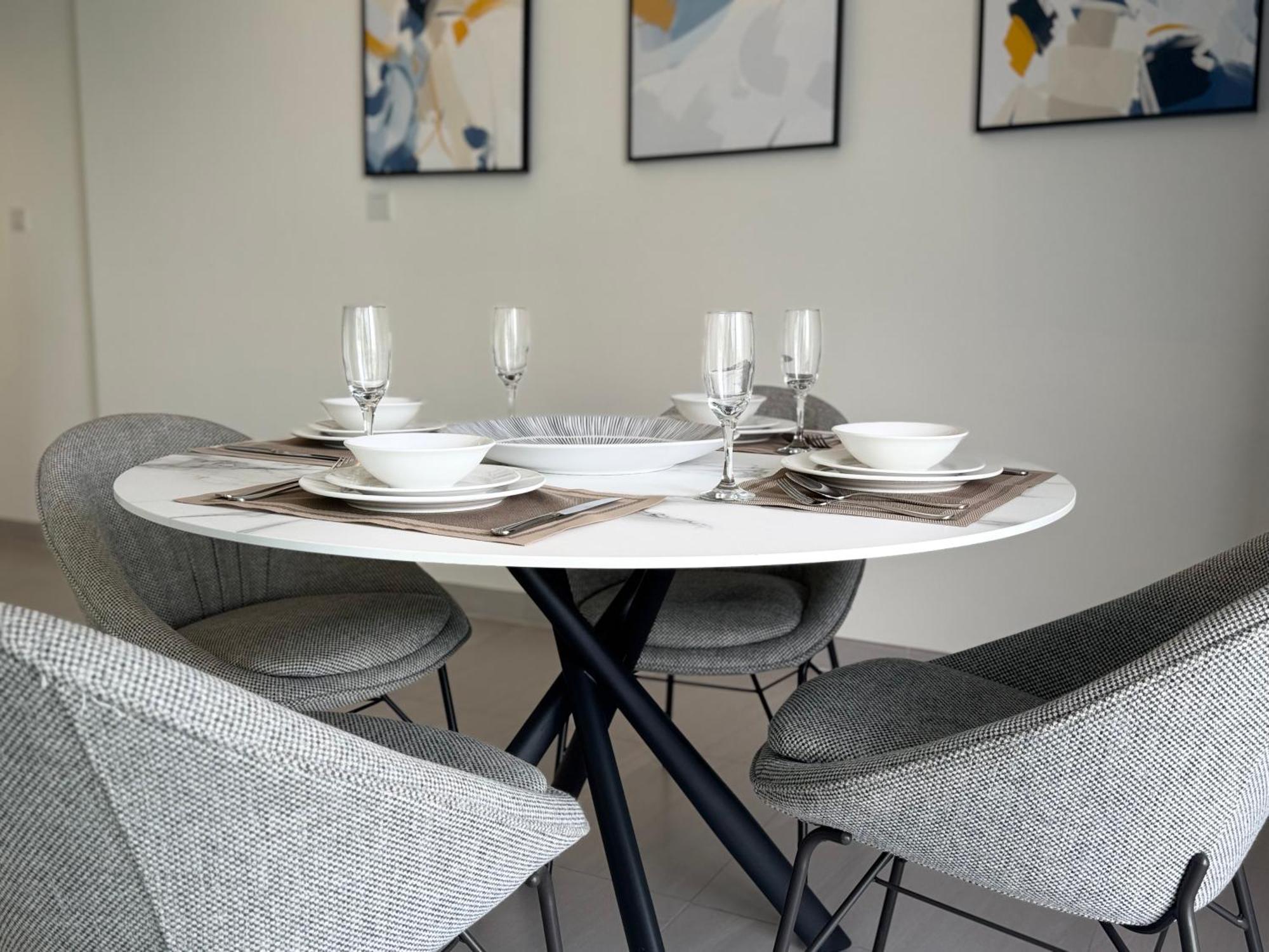 Ashri Luxe Spacious Near Metro, Frame Apartamento