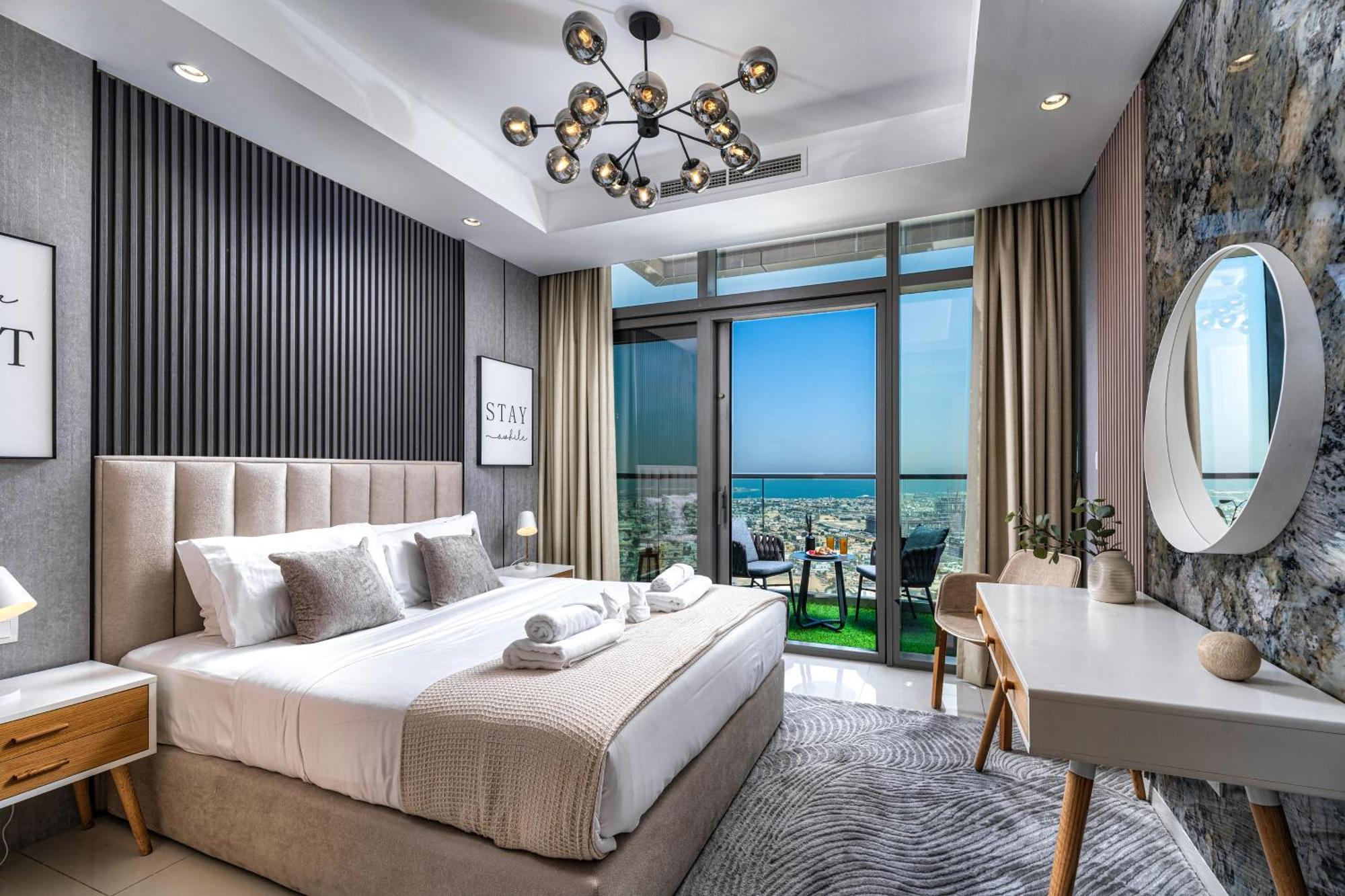 Highest Infinity Pool In Downtown Apartment Dubai