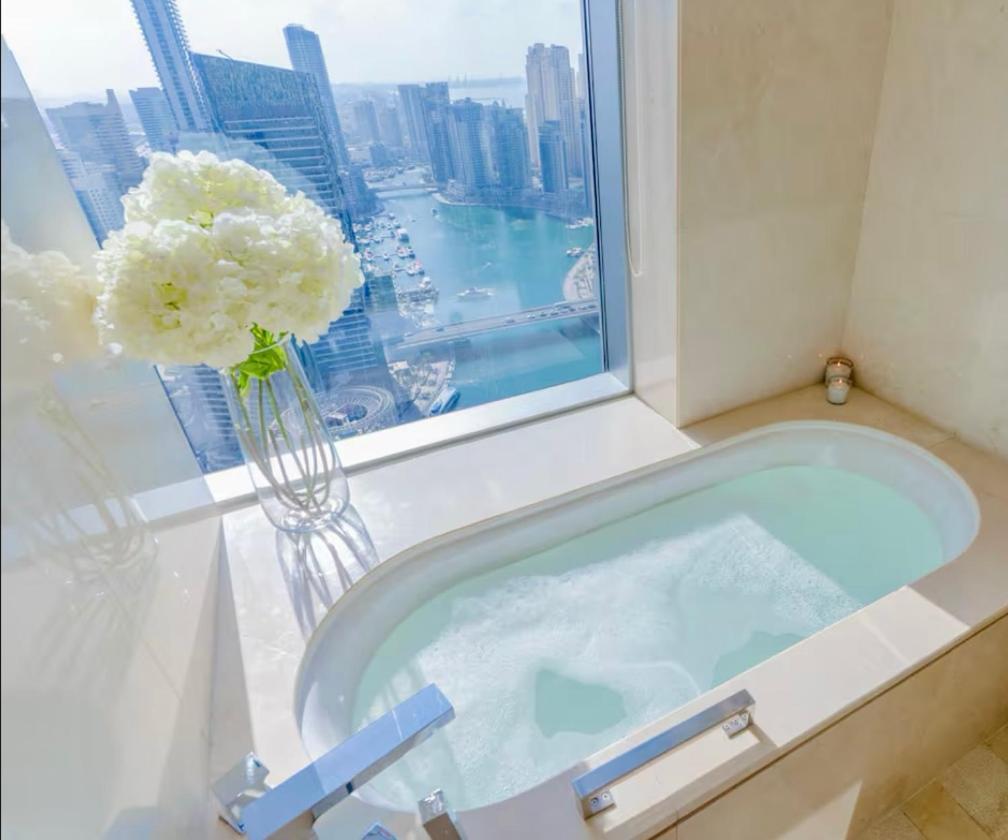 Address Marina Mall - Full Marina Views, Balcony, Kitchen & Parking * Dubai