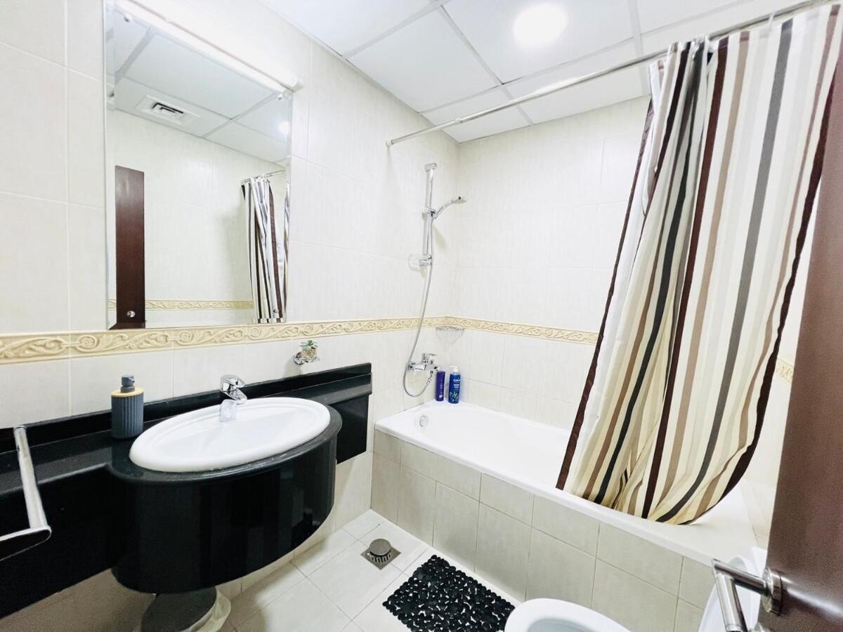 Sea View 1 Bedroom Flat, Luxury Amenities, Near & Tram With Free Parking In Marina Dubaï