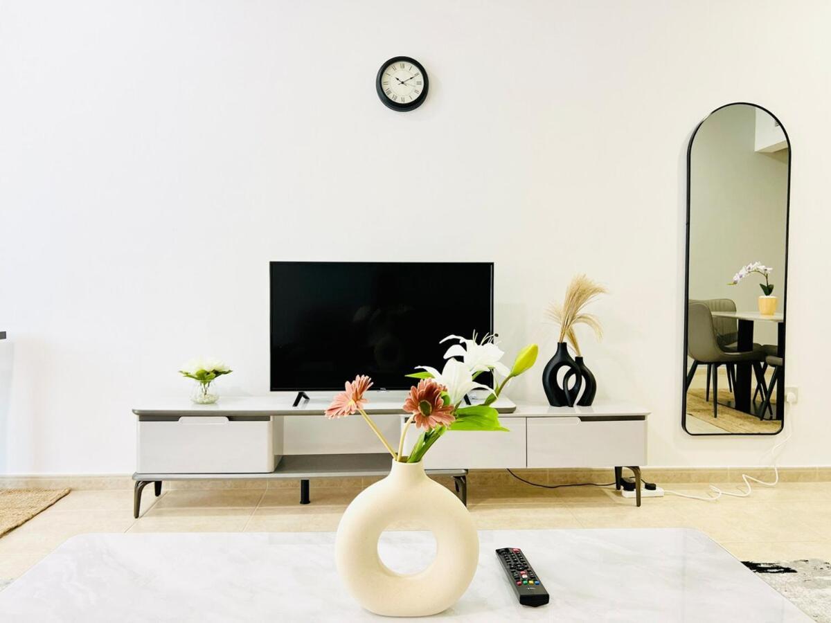 Sea View 1 Bedroom Flat, Luxury Amenities, Near & Tram With Free Parking In Marina Appartement Dubaï