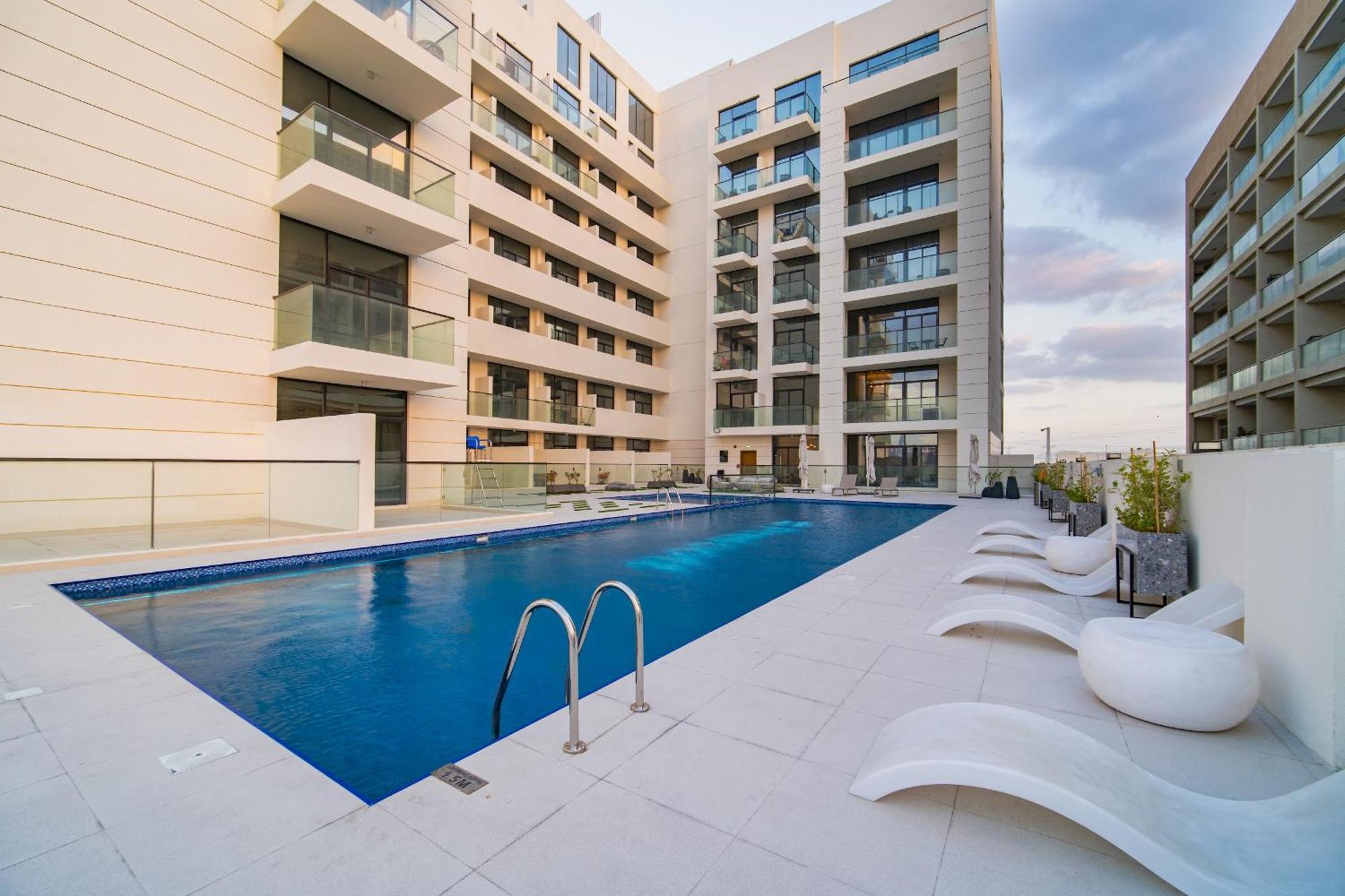 Sunny Studio, Pool, Views, Near Metro * Dubái