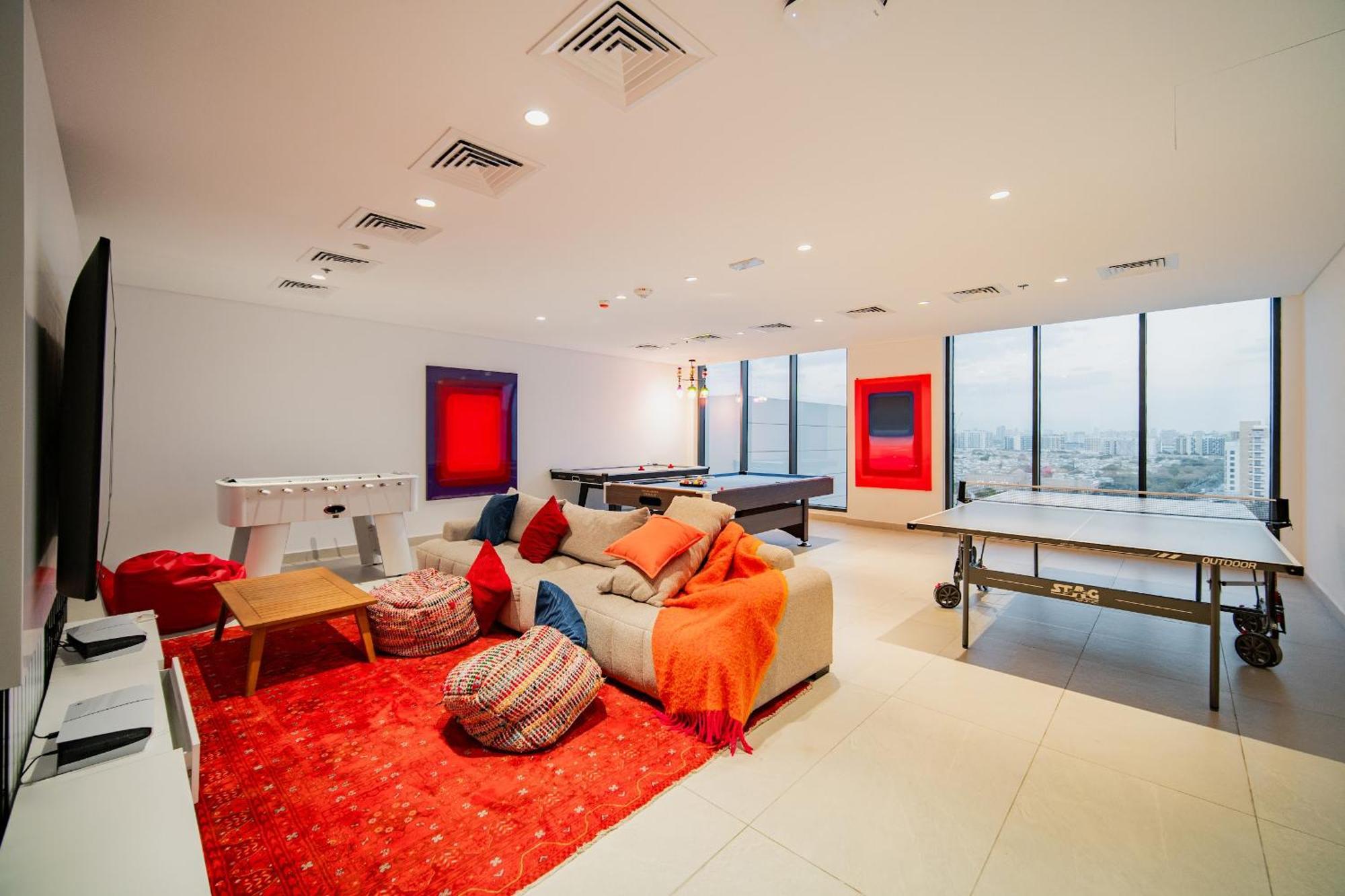 Sunny Studio, Pool, Views, Near Metro *