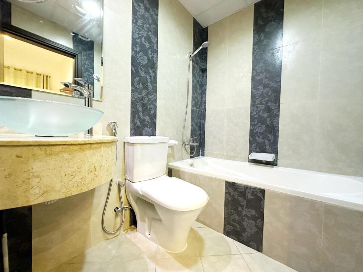 1bedroom With Portable Bed In Living Area Appartement